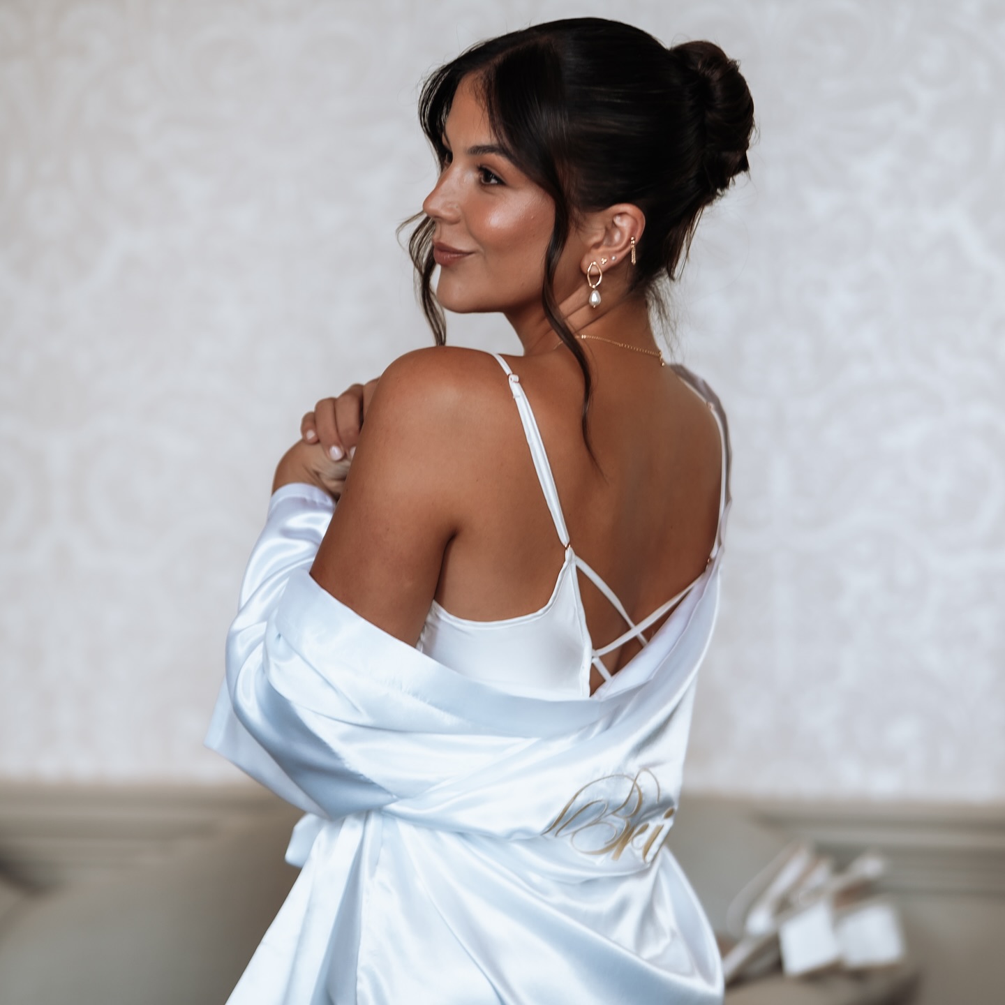 My beautiful brides, Alex & Jaz 🤍
Where do I even begin with this morning?! From the moment I arrived, the room was full of excitement, music and the calmest, happiest energy. The kind of wedding morning that feels effortless ✨
For Alex, we created a soft, elegant bun with those delicate face framing pieces that fall so beautifully. Polished, romantic and still wonderfully relaxed. A style that suited her perfectly.
Jaz’s look was all about softness and movement. A dreamy half up, half down style with added length for that effortless, flowing feel.
Two brides, each with their own style, both absolutely glowing! It was impossible not to smile watching it all come together 🤍
Photos captured by @lewisblackburnmedia & @courtneylaurenphotography 📸
Makeup by @makeupbymori
Venue - @orangerysuite / @merleyhouse
#simplygorgeousbrides #dorsetbridalhair #trendingbridalhairstyle