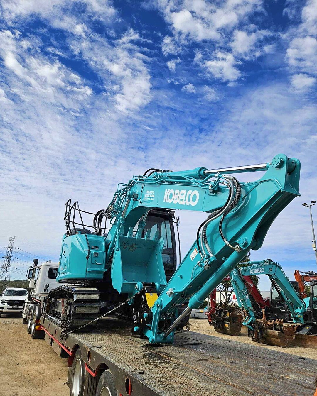 Loaded up and heading out - another 13.5T Kobelco on its way to site. Always a good feeling sending high quality low houred gear rolling out the gate.
#RediPlant #ExcavatorHire #KobelcoAustralia #PlantHireQLD #CivilHire #HeavyMachinery
