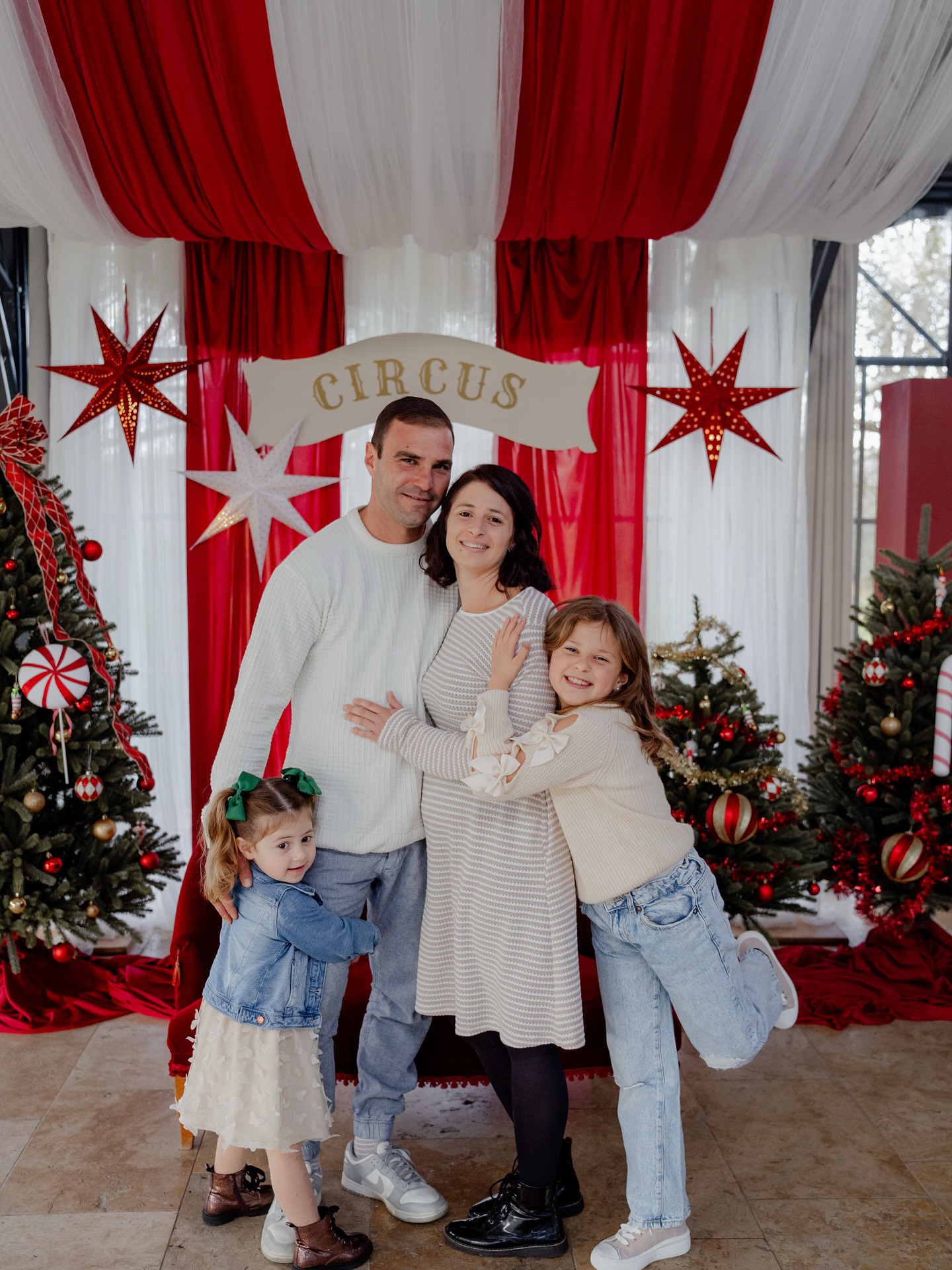 Mon marathon annuel de Noël est officiellement terminé.
8 minis séances.
Des rires, du chaos mignon, de la magie… et beaucoup trop de paillettes dans mon petit cœur. 🎄✨
Chaque année, ces séances me rappellent pourquoi j’aime autant ce métier :
créer des souvenirs pour des familles que je retrouve souvent d’une année à l’autre.
Voir les enfants grandir, les parents se détendre (un peu 😏), et capturer ces moments qui deviennent leurs traditions.
Alors vraiment… merci. 🫶🏻
Merci pour votre confiance, votre énergie,
et vos enfants qui ont tous eu leur moment “star du plateau”.
📸 Photographe à Tarbes, spécialisée dans les séances fun, colorées et zéro stress — même en période de Noël.
👉 Et toi, t’étais dans quelle team cette année ?
• enfants surexcités
• parents en sprint
• ou magie totale ?