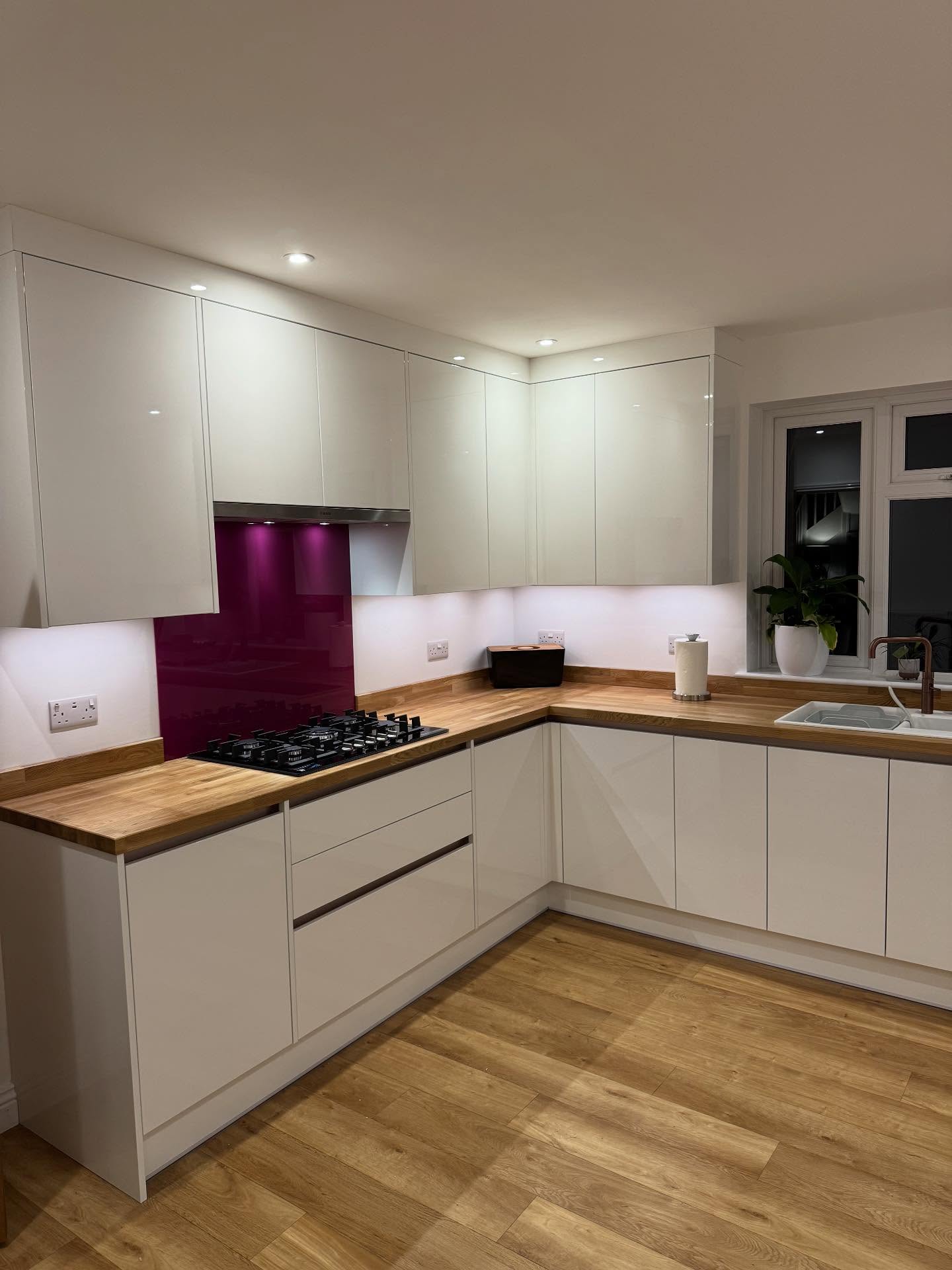 White Gloss true handless kitchen.
@stori_collection Zola Gloss white doors
Copper handles
@quookeruk Copper Fusion square tap.
Oak worktops
Fuchsia Glass splash back.
Bosch appliances
Swipe for Before photos β‘οΈβοΈ
#kitchenremodel #kitchenrenovation #kitchendesign #handlesskitchen #copper #quooker #ashwoodkitchens #oak #oakworktops