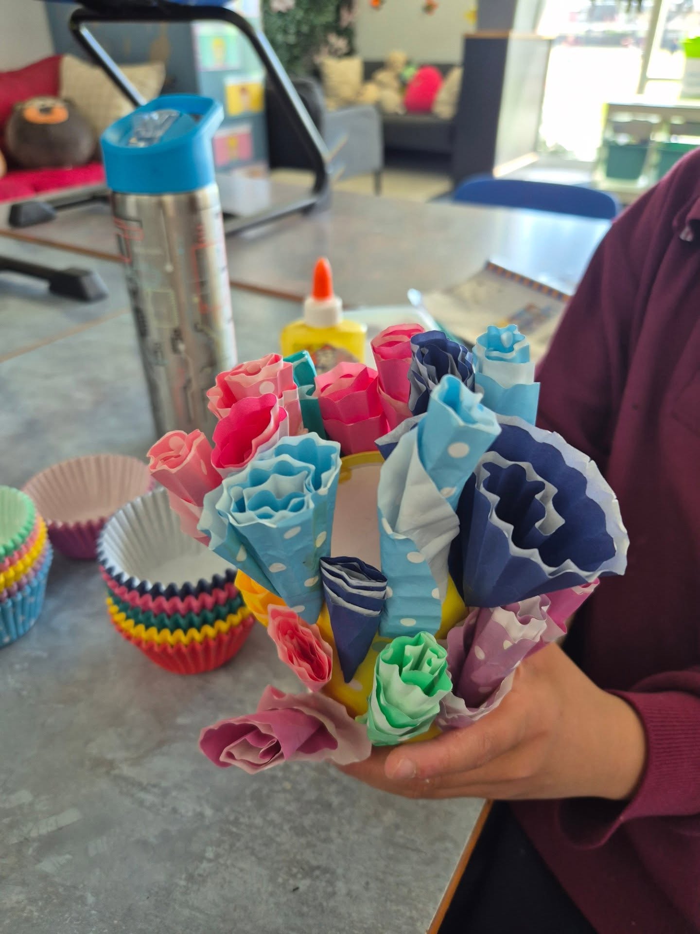 Today we used a hands on craft task to help build the childās fine motor skills and functional hand use. Rolling and folding muffin cups gave the child a chance to practise finger control, strengthen the small hand muscles and learn how to adjust pressure while manipulating different materials. Using the glue bottle added another layer of challenge by encouraging a strong squeeze and coordinated use of both hands at the same time.
This activity also supported key thinking skills. The child needed to remember each step, stay focused, and work at a steady pace. Planning where to place the glue, deciding how to roll the cup, and solving small problems along the way exercised important executive functioning skills. We also encouraged the child to communicate when something felt tricky and to practise asking for help to build confidence and social communication.
Simple materials, meaningful learning.
#OccupationalTherapy #PaediatricOT #FineMotorDevelopment #HandStrength #BilateralCoordination #ExecutiveFunctioning #CognitiveSkills #ChildDevelopment #OTForKids #TherapyThroughPlay #NDISOT #SkillBuilding #TherapeakPerformance #MelbourneOT