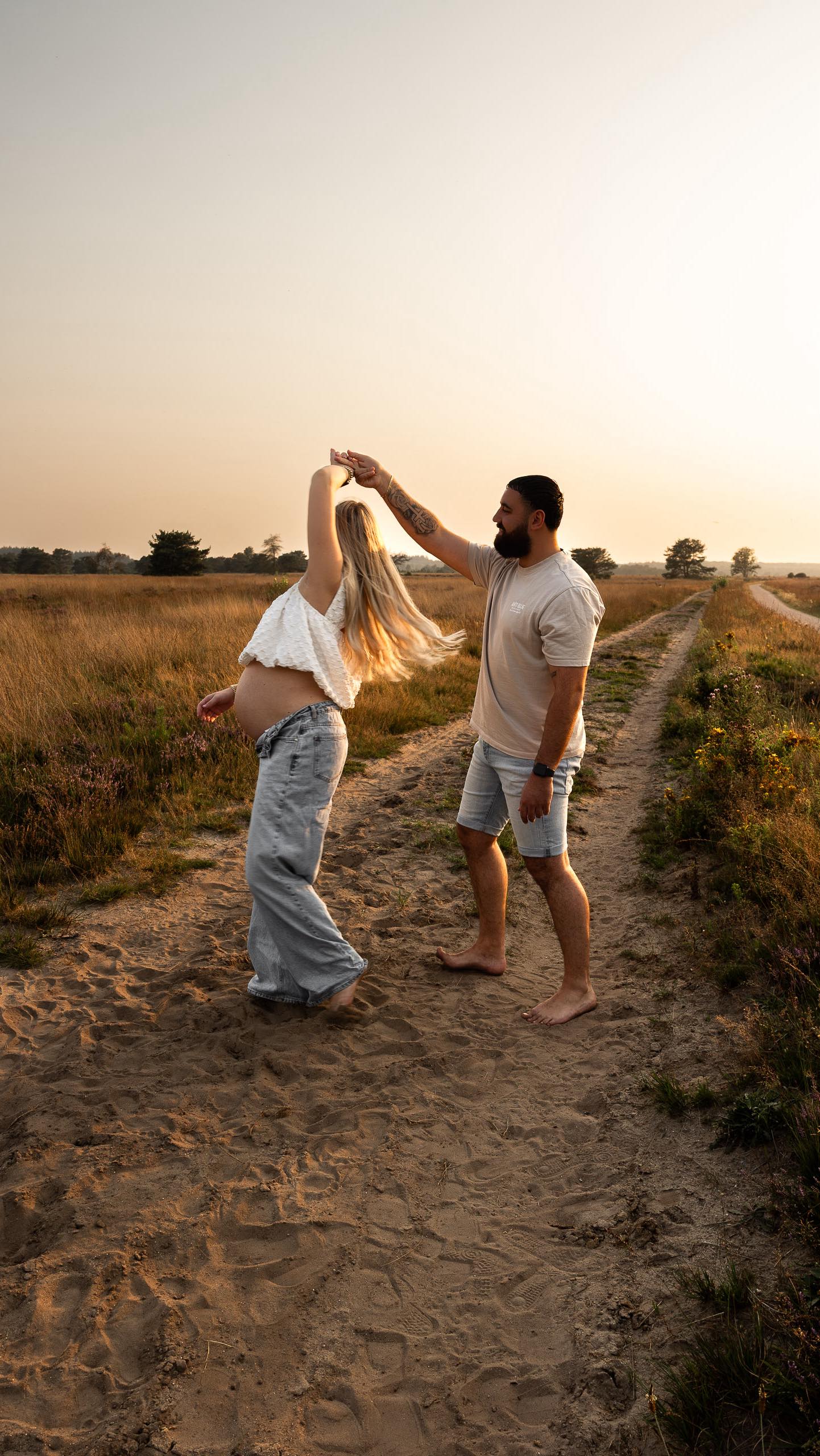 My first-ever pregnancy shoot… and wow, my heart. 🥹✨
We filmden tijdens golden hour, op een plek die bijna magisch voelde en dit prachtige stel maakte het helemaal compleet.
Binnenkort deel ik ook de foto’s, maar deze video moest ik alvast met jullie delen.
En ja… vanaf nu kun je mij ook boeken voor dit soort bijzondere, liefdevolle momenten. 🤍
#storiesandstudios #creativeagency #videography #photography #pregancy #pregnancyshoot