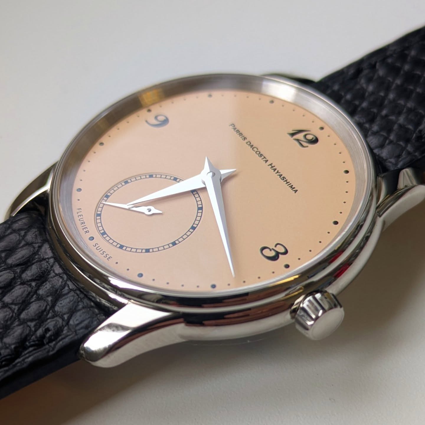 18k white gold case Kagamimochi. 39mm case, 6.9mm thick (7.5mm with glass) thanks to the micro rotor movement from @vauchermanufacture inside.
This watch has a salmon dial manufactured by @metalem_sa
Black lizard strap (straps can be custom specified and crafted)