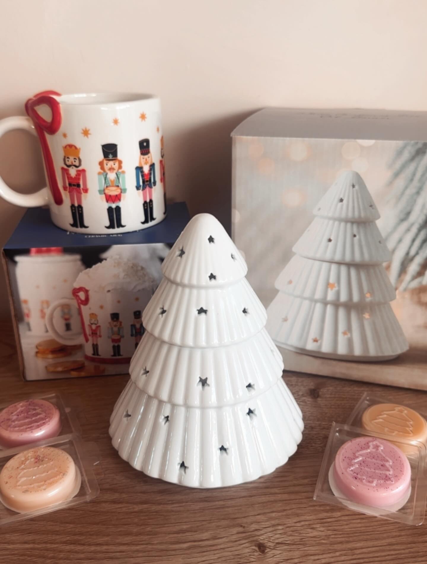 Christmas give away 🎄🎅🏼✨
To be in with the chance of winning this home fragrance Christmas bundle which includes:
X1 White Christmas tree wax melt burner
X1 Ceramic bow nutcracker mug
X4 Christmas wax melts
Follow @_nakedscents, like this post, share to your story and tag 3 friends in the comments!
Good luck ✨❤️