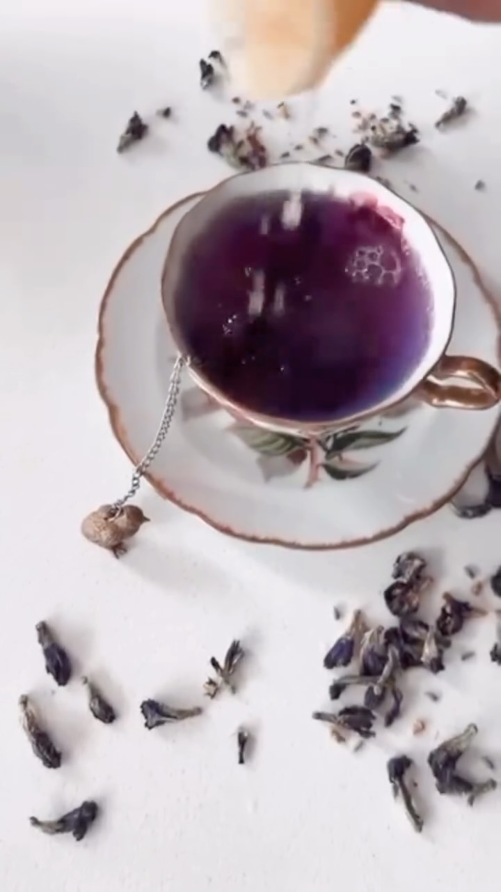 ✨ WAIT FOR IT… this tea knows how to make an entrance. ✨
Because let’s be honest, your average cuppa isn’t out here pulling full-on magic tricks with a squeeze of lemon.
But Tickety Brew?
She’s that star 🌟
You’re pouring it… it’s gorgeous…
Then boom a colour-changing glow-up like she’s headed to the Met Gala.
Imagine starting your morning with a drink that literally changes mood with you:
🍋 Add lemon → turns it pink!
💙 Butterfly pea → to calm
💜 Lavender → unwind
🔥 Ginger → to soothe
Organic. Plant-powered. Zero nonsense.
Just pure, beautiful tea doing what tea should do, make you feel good and have fun while doing it.
Ready for your daily dose of magic?
📸 beautifully shot the_glimmergirl