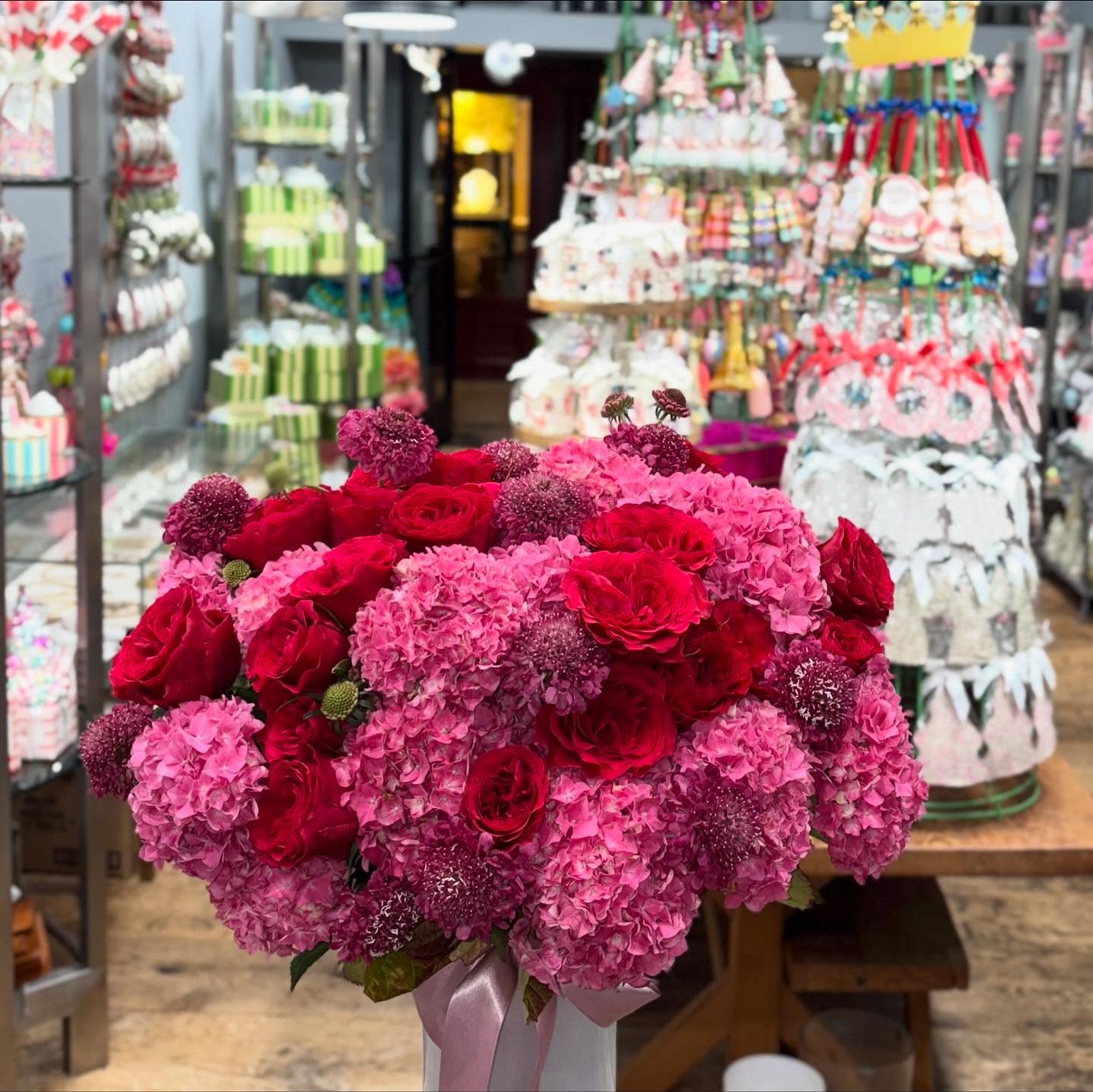 A little Christmas sparkle. A lot of love.
#ChristmasSparkle #SeasonOfLove #MagicalMoments #HolidayBlooms #OrnamentoFlowers #LuxuryFlorals jinglenog #ornaments #christmasgiftideas