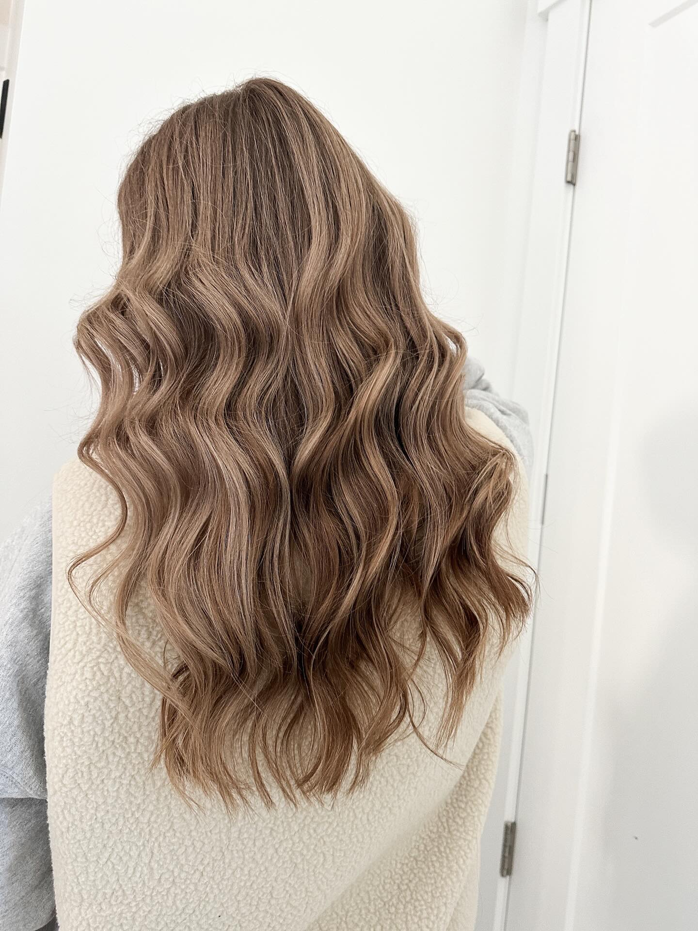 We call her ✨ BRONDE ✨
⠀⠀⠀⠀⠀⠀⠀⠀⠀
A little lighter than brunette, a little darker than blonde, and a perfect balance of dimension 💁🏼♀️
⠀⠀⠀⠀⠀⠀⠀⠀⠀
Curious to know if this would be a good fit for you? Send me a message and I’d love to chat about your hair possibilities! 🫶🏻
⠀⠀⠀⠀⠀⠀⠀⠀⠀
crossfield hairstylist, airdrie hairstylist, yyc hair, yyc home salon, blonde specialist, lived in colour, holiday hair