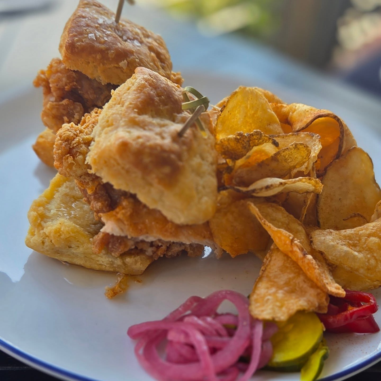 R&B Chicken Biscuit from @rootnbonenc. Great brunch or date night spot just outside of Hendersonville, NC.
#chicken #friedchicken #biscut #chickenbiscut #brunch #hendersonvillenc #hendo #munchandmeanderwnc