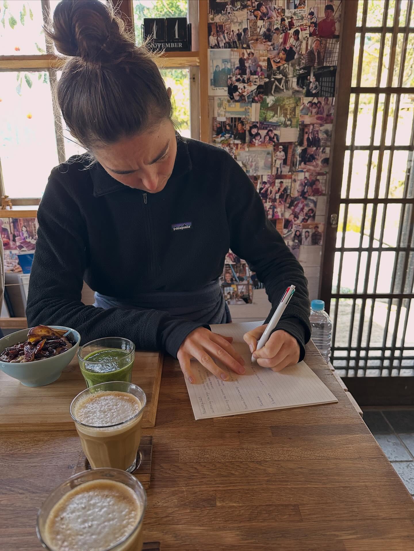 COFFEE TIME
友だちと、本と、ノートを連れて。
ゆっくりと自分のための時間を。
書いて、読んで、ひと息ついて。
心がふわっとほどける“コーヒー時間”。
小さな栄養が、魂まで満たしてくれるはず。
#コーヒー時間 #自分時間 #カフェのひととき
#西粟倉カフェ #丁寧な暮らし #心を満たす時間 #西粟倉カフェ #hugoetléobakery