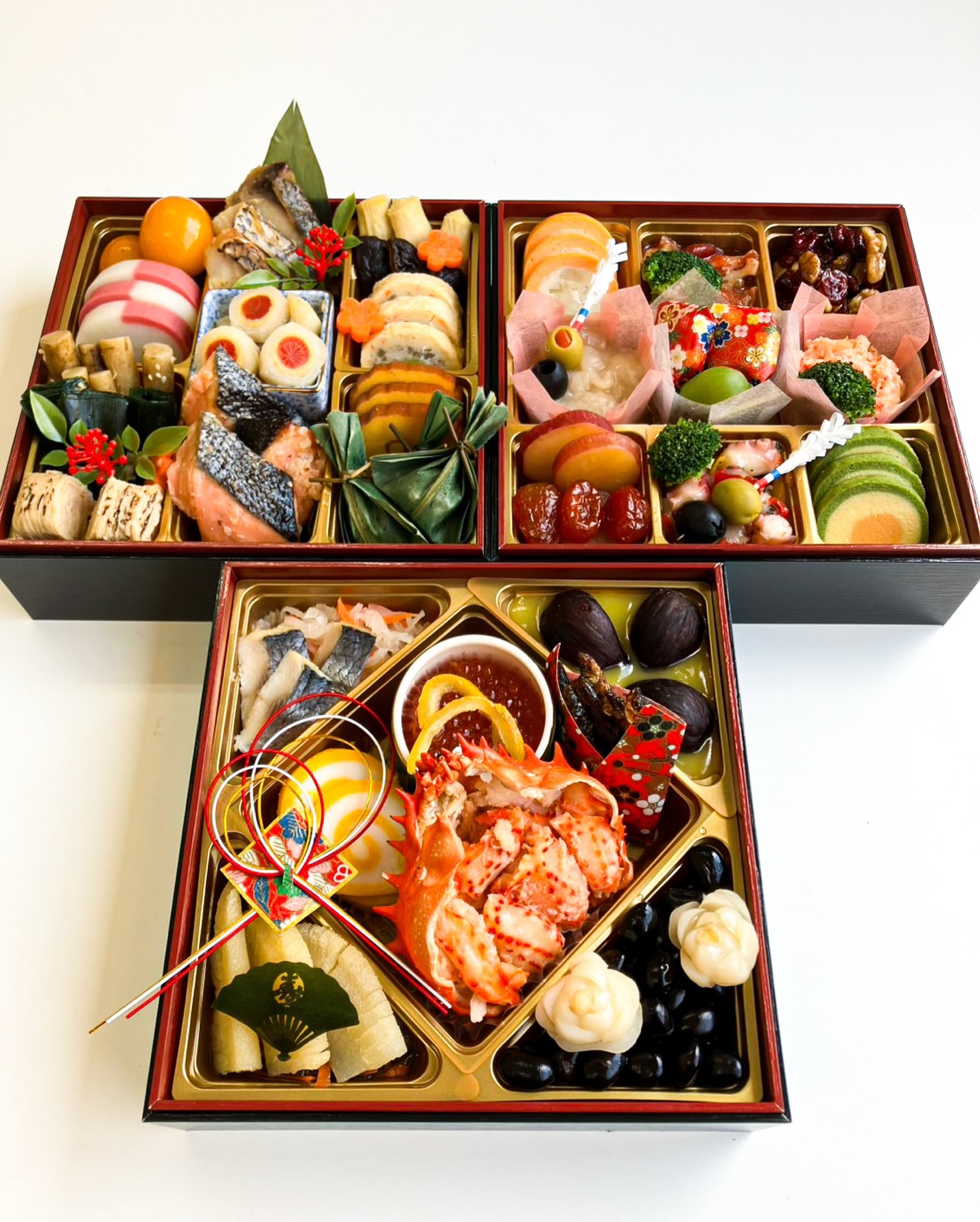 COMING SOON 🦀🐟🌰 おせち料理 Osechi for the New Year 2026 🥳
We are now accepting Pre-orders for Osechi 🍱
• おせち3段重 - Osechi 3 Tier Box ➡️ $299.99 + tax
• おせち弁当 – Osechi Bento Box (For 1-2 person) ➡️ $89.00 + tax *not pictured*
Orders placed before 11/30 will receive a 10% discount❗️
Please place your orders via DM on Instagram or through E-mail at the following address. オーダーはDMかEメールでお願いいたします。
✉️ Email: oplasvegas@oceanprovidence.com
If you are not familiar, Osechi are the traditional Japanese dishes for celebrating the new year. Each dish holds a specific meaning for the upcoming year & many families enjoy this together on the first few days of the brand new year. 💫⏰🎆 We’re so excited to celebrate the brand new year with everyone! 🤗🙏🥳
Bring the buttery, fresh flavors of the ocean to your kitchen. DM us for more info, order easily on Freshline, or stop by to place your order!
📍 OP Las Vegas
🏠 3600 W. Oquendo Road
🎰 Las Vegas, NV 89118
📞 Tel: (702) 798-1784
✉️ Email: lasvegas@oceanprovidence.com
#SushiChef #SeafoodRestaurant #Seafood #VegasFoodies #LasVegasLife #寿司 #刺身 #海鮮 #グルメ #日本食 #ラスベガスグルメ #ラスベガス寿司 #ラスベガスレストラン #美味しい #SushiChef #SeafoodLovers #SushiLovers #SashimiLover #JapaneseSeafood #LasVegasEats #VegasFoodBlog #VegasChef #LasVegas #VegasLocals #VegasFood #VegasLiving .