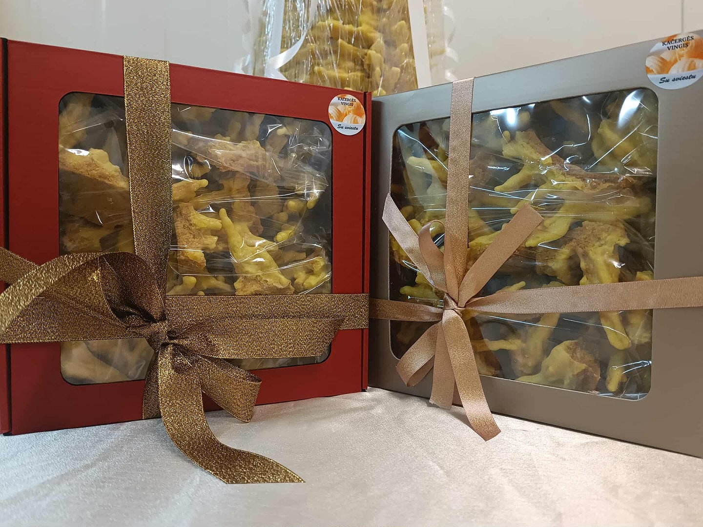 Laužytas šakotis prabangioje dovanų dėžutėje. Tai premium klasės šakotis, pagamintas iš natūralių lietuviškų žaliavų.
Artėjant Kalėdoms jau priimami užsakymai.
Šakotis- puiki dovana kiekvienam ❤️❤️❤️