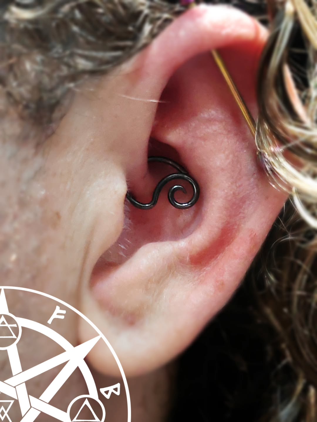 Fresh Daith piercing action with blackened Niobium ring from @apex.handcrafted
Piercer: @symbiotic_piercing @paid2stab
Using: @probodyart @purklenz
Aftercare: @neilmedpiercingaftercare