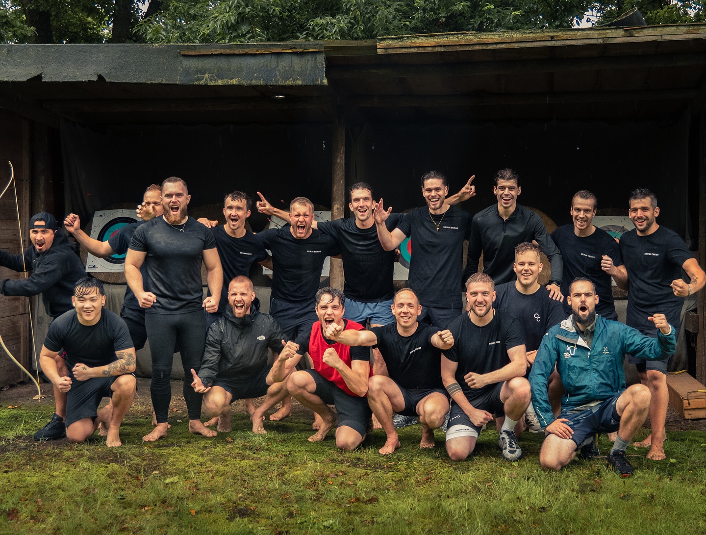 De meeste christelijke mannen vallen niet door gebrek aan kennis maar door gebrek aan broederschap. Een diepe band tussen twee mannen die gebouwd is op waarheid, transparantie, directheid, heiligheid, reinheid en echte liefde.
Rom 12:10 zegt het helder: Heb elkaar hartelijk lief met broederlijke liefde. Ga elkaar voor in eerbetoon. Dat betekent elkaar het goede voorbeeld geven en elkaar wijzen op Christus.
De vijand weet hoe krachtig dit is. Hij hoeft jouw geloof niet te vernietigen, hij hoeft je alleen geïsoleerd te krijgen. Daar gaat het mis bij negen van de tien mannen.
Geen openheid
Geen eerlijkheid
Geen verantwoording
Geen broeder die zegt: dit gedrag is zonde, stop nu
Geen man die bidt als jij geen woorden hebt
Geen man die waarheid van leugen helpt onderscheiden
Voor veel mannen is dit de realiteit. Ze weten niet eens dat het anders kan. Ze weten niet eens wat Bijbelse broederschap is. Zo ver zijn we afgegleden. Maar wij gaan daar niet mee akkoord.
Jezus zond mannen in paren uit. Niet alleen. Lukas 10 vers 1. En Spreuken 27:17 zegt: IJzer scherpt men met ijzer, zo scherpt een man het gezicht van zijn naaste.
Dat is geen aaien. Dat is eerlijkheid, confrontatie en liefde die sterker is dan gevoelens sparen. Dat is vorming.
Kijk naar jezelf en naar de mannen om je heen. Ben je een gemiddelde van mannen die vurig zijn, die Christus dienen, die je vermanen als het moet, die je zwakheden kennen en benoemen, die je bemoedigen in lijden, die voor je bidden? Of niet?
Broederschap is geen luxe. HET IS NOODZAAK!
En elke man die dit afwijst zegt eigenlijk: ik ben sterk genoeg alleen ik heb een ander niet nodig. Dat is hoogmoed.
Daarom Men in Christ. Niet om te entertainen, maar om mannen onder het gezag van Christus te brengen en in een broederschap te plaatsen die scherpt, draagt en bouwt. En dat gebeurt al. Tientallen broederschappen zijn ontstaan bij mannen die eerst alleen liepen. De waarde hiervan raakt de eeuwigheid.
Elke man heeft dit nodig. Jij ook.
Ben je tussen de achttien en veertig en wil je naar de communitydag op 29 november in Otterlo van negen tot vijf uur? We stellen vijf plekken vrij. Stuur een DM met je motivatie. Het is op donatiebasis.