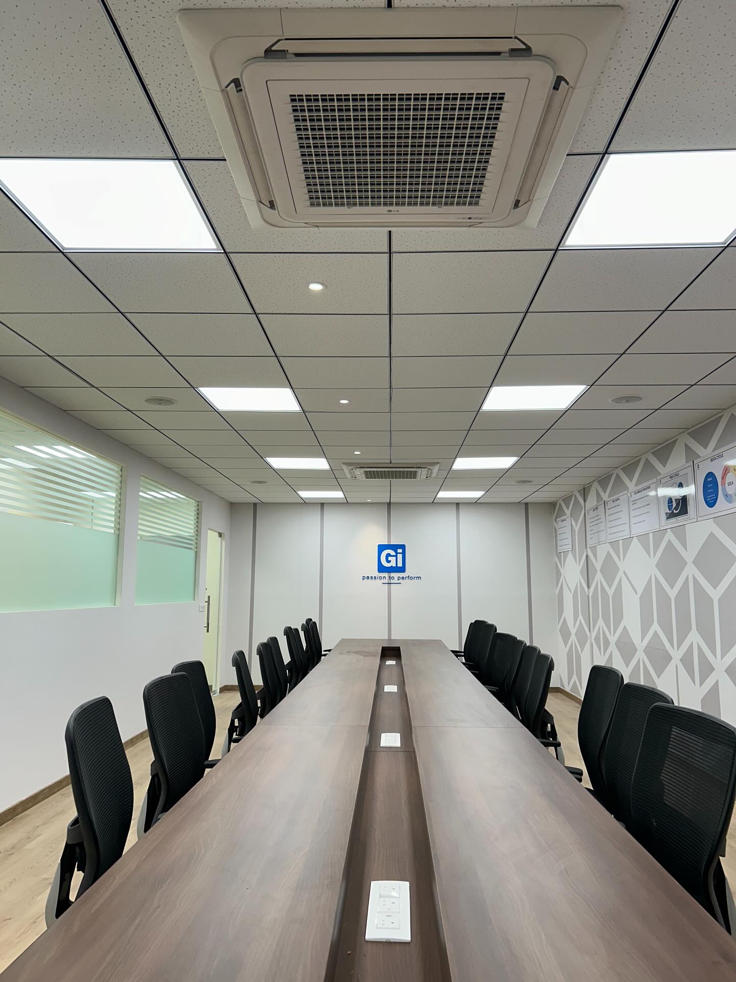 Precision. Planning. Performance.
A storage room reimagined into a soundproof corporate suite — delivered in 18 days. ✨