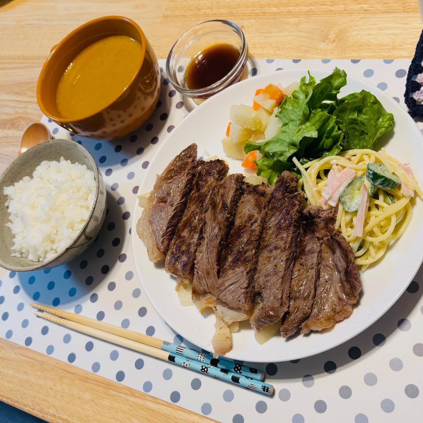 ä»é±ã¯å©çšè
ããã®ãèªçæ¥ããããCandyæäŸã®ãèªçæ¥ãã£ããŒãã¹ããŒãâªãã£ã±ããèã¯é£åãè¯ããã«ãªããŒç¬ã
ãæçäžæãªäžè©±äººãããããã·ã¥ããã䜿ã£ããšã£ãŠãçŸå³ãããã¶ãŒããäœã£ãŠãããŠãã¿ããªã§é£ã¹ãŸãããçŸå³ããããããŠãåçãæ®ãåã«é£ã¹ã¡ãã£ãç¬
ãŸãäžå¹Žãå
æ°ã«éãããŸãããã«ïŒïŒ
#è±äžåž #é害è
ã°ã«ãŒãããŒã #ãèªçæ¥