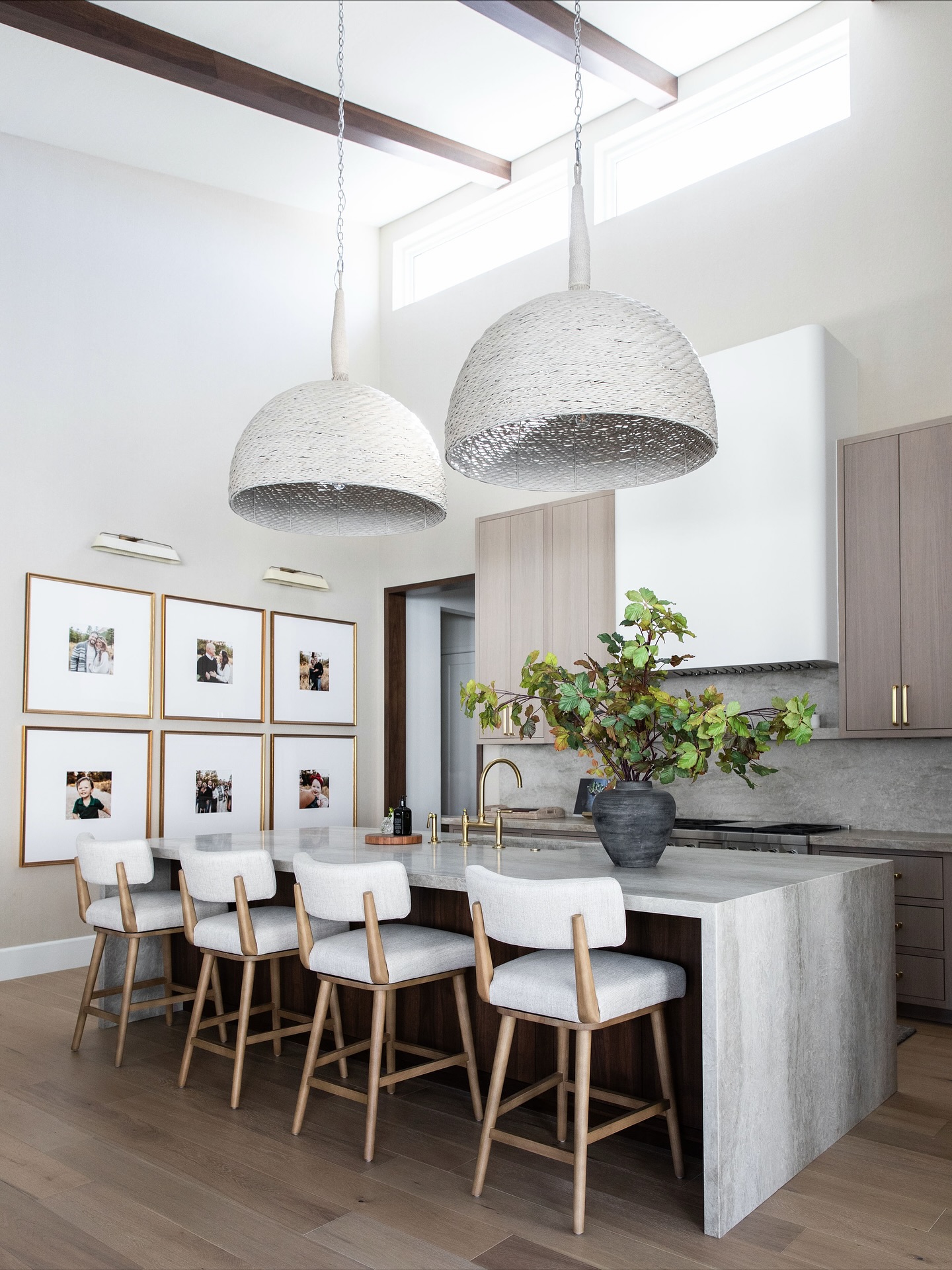 We’re still swooning over the kitchen at our Ascent Point Project 🤍
Photos @kaylabowenphotography
General Contractor @vegasremodelsllc
Millwork @lvclosetdesign