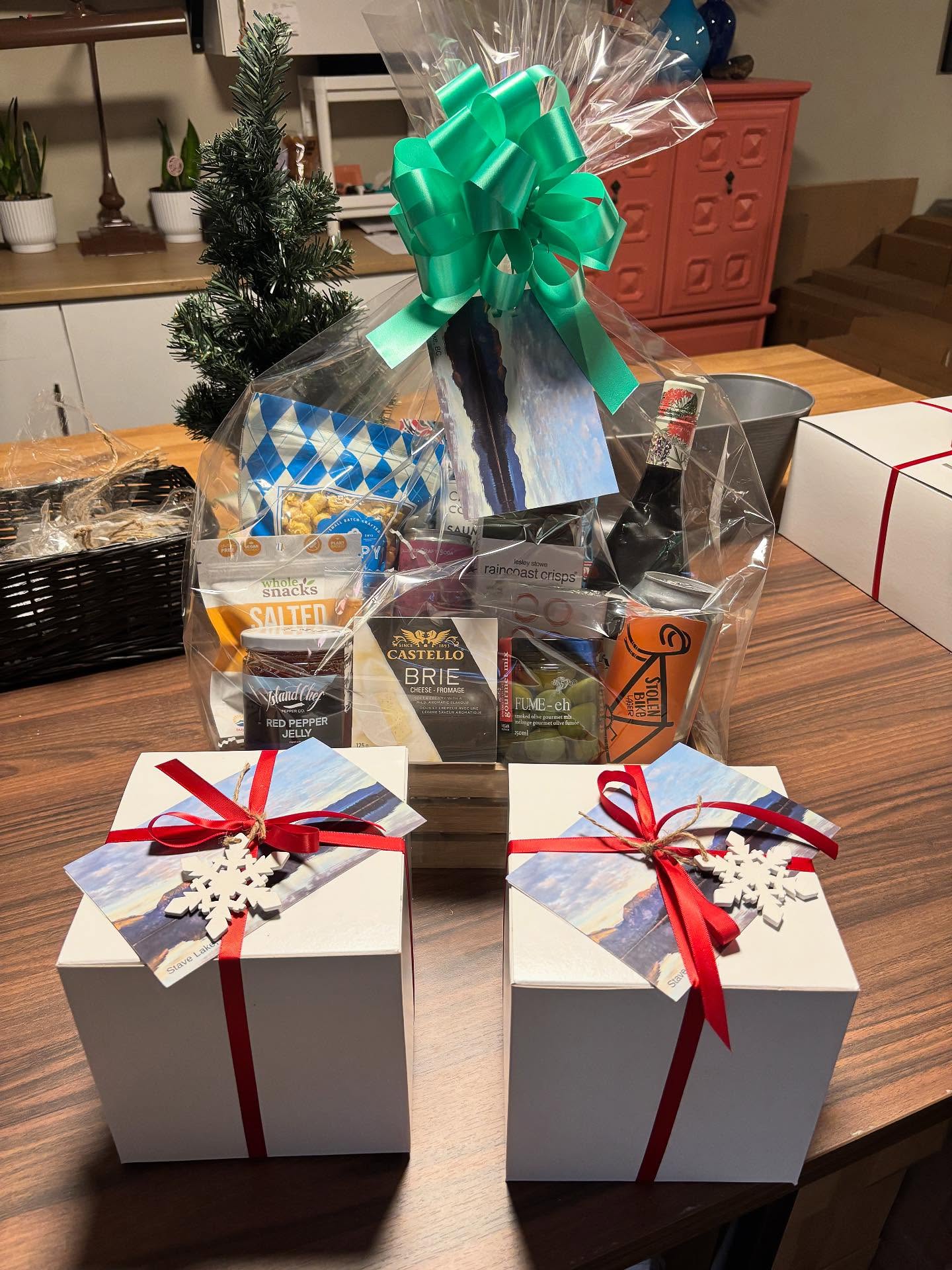 Aren’t these little gift boxes adorable! A few of the Christmas gifts that have headed out the door this week.
I wish my workspace lighting was better, so please excuse the photos. I miss the sunshine this time of year.
#christmasgifting #giftboxes #bcsmallbusiness #abbotsfordbc #fraservalleybasketco #shoplocalbc #corporategiftingbc #holidaygiftsbc