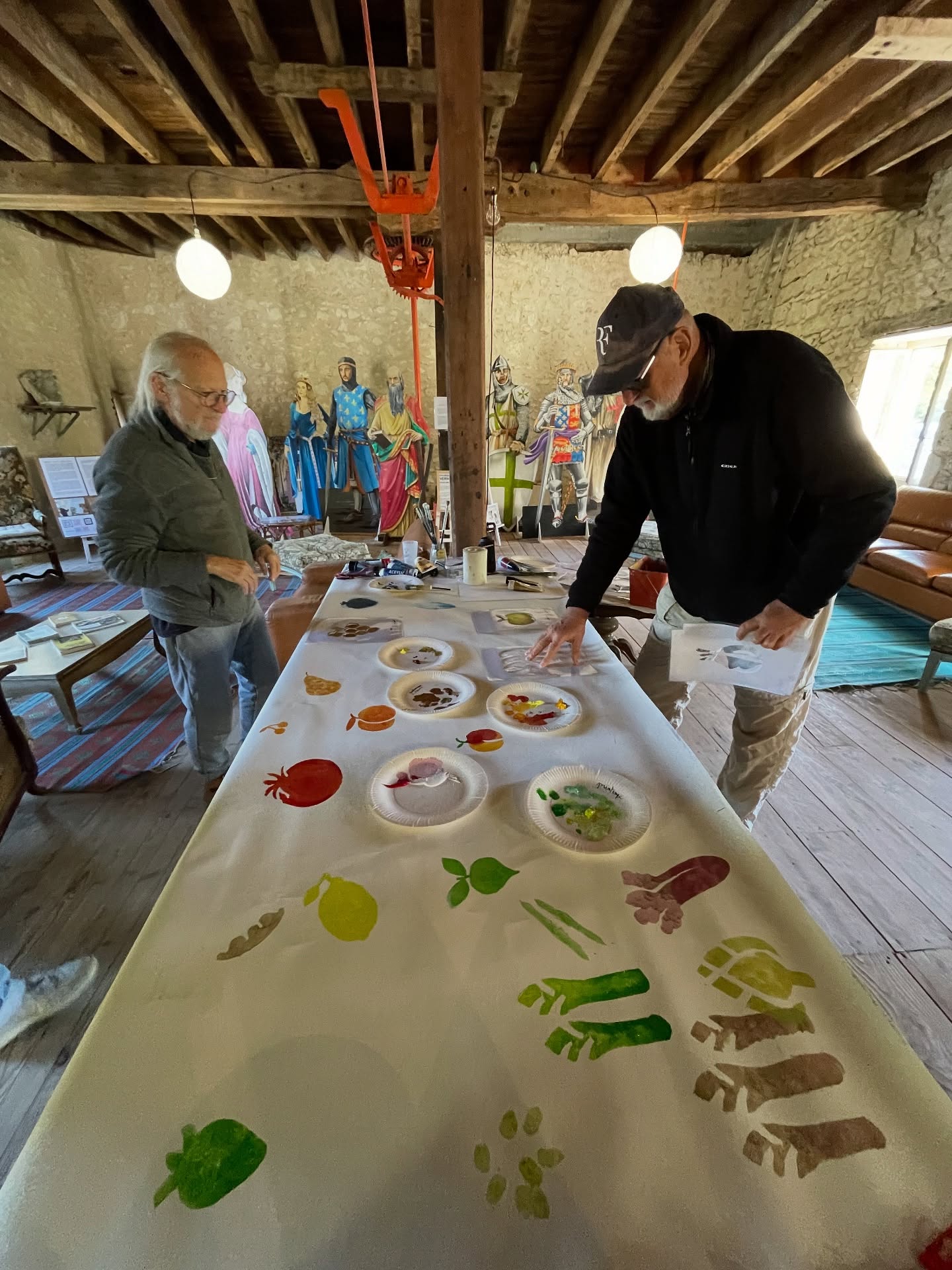 L’artiste @carolus1952 a organisé un atelier fresque des fruits et légumes de Dordogne lors des journées du Patrimoine et de la Solidarité.
Nous vous réservons de nouvelles surprises avec Carolus en décembre !