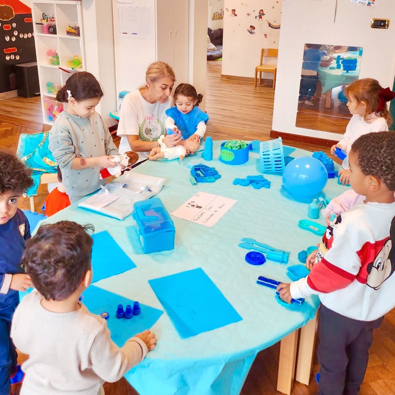 💙🥳Dans le groupe des moyens, nous avons réalisé plusieurs activités autour de la couleur bleue pour sensibiliser les enfants au message de @unicefluxembourg et à l’importance des droits de chaque enfant.🙏🏽💙
💙🥳Am Grupp vun de Mëttelgrousser hu mir verschidde blo Aktivitéite gemaach, fir de Kanner d’Wichtegkeet vun den @unicefluxembourg Messagen an hiren eege Rechter méi no ze bréngen.🙏🏽💙
#GoBlue #UNICEFLuxembourg #JournéeMondialeDeLEnfant #Weltkannedag #RoyalKidsLuxembourg Inclusion Kannerrechter