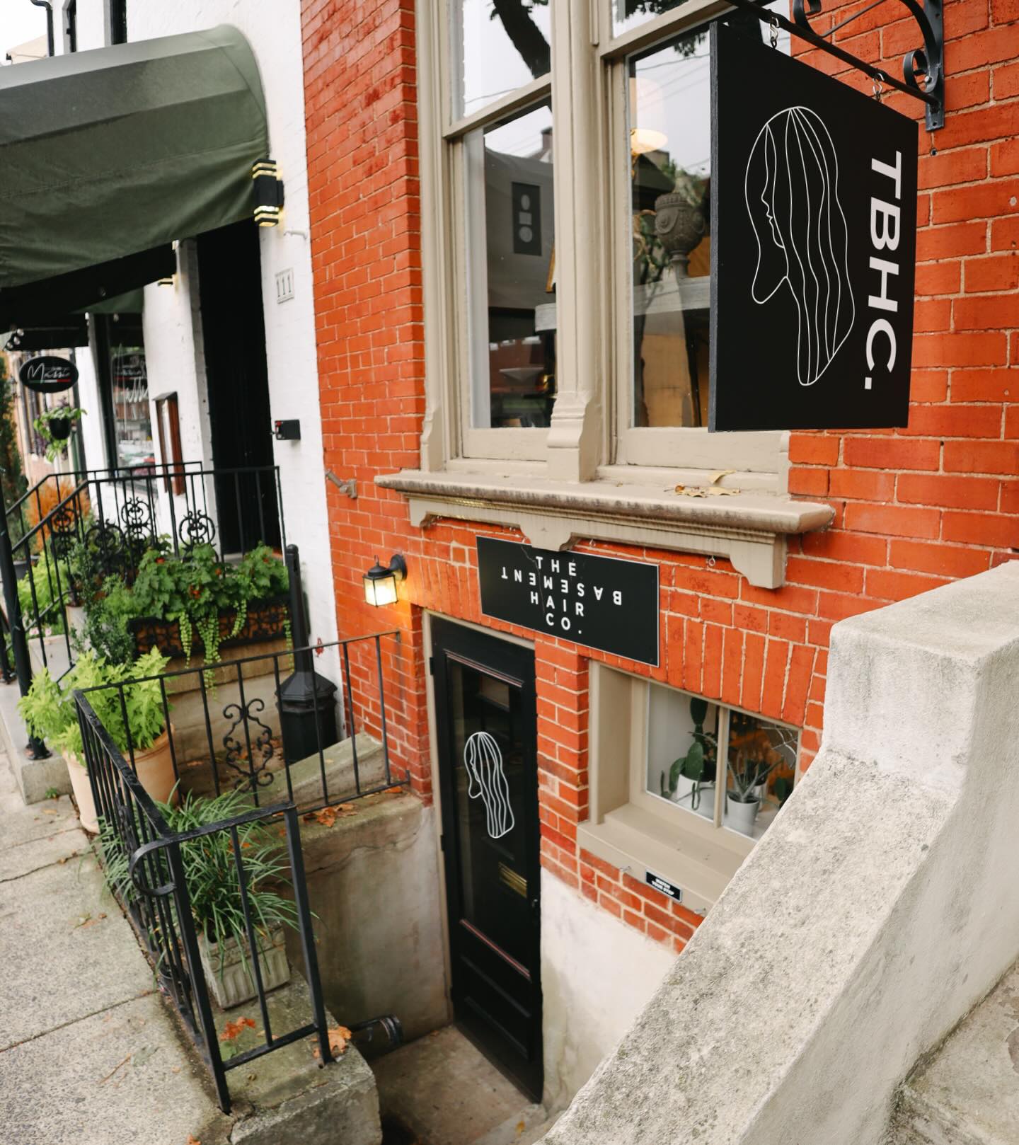 Holidays are in full swing and we’re officially an online booking salon! You can book with both @idothehair and @hairgab through their links in their bio. We are so excited to be able to provide an easier experience through booking 🖤🖤✨
•
•
•
#smallbusiness #downtownfrederick #frederickmd #smallbusinesspotlight #microsalon #supportlocal #womanowned #supportsmallbusiness #nontoxicsalon #greencirclesalons #downtownfredericksalon #marylandsalon #dmvsalon