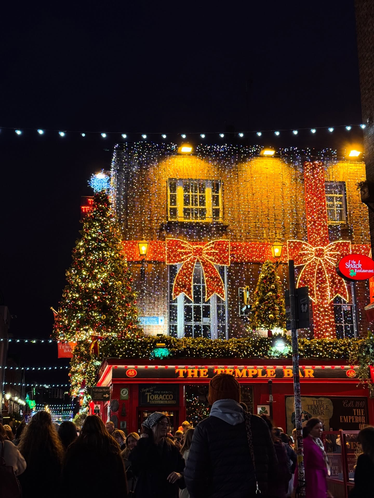 Around this time last year, we were finishing up our trip to Ireland. Why does this feels like it happened so long ago!?🎄🍻☘️🇮🇪
We flew in and out of Dublin, but we rented a car and went on a little road trip—all the way over to Dingle, the up to Galway, and back over to Dublin again. Ireland is amazing. The beef stew is crazy good and the smooth, fresh Guinness is unreal. 🍻☘️
I never posted anything before because we had so many photos and videos that I was too overwhelmed to pick some to share 😅… So at the one year anniversary of our trip, here are some highlights! If anyone is planning a trip to Ireland and wanna chat, DMs are open.