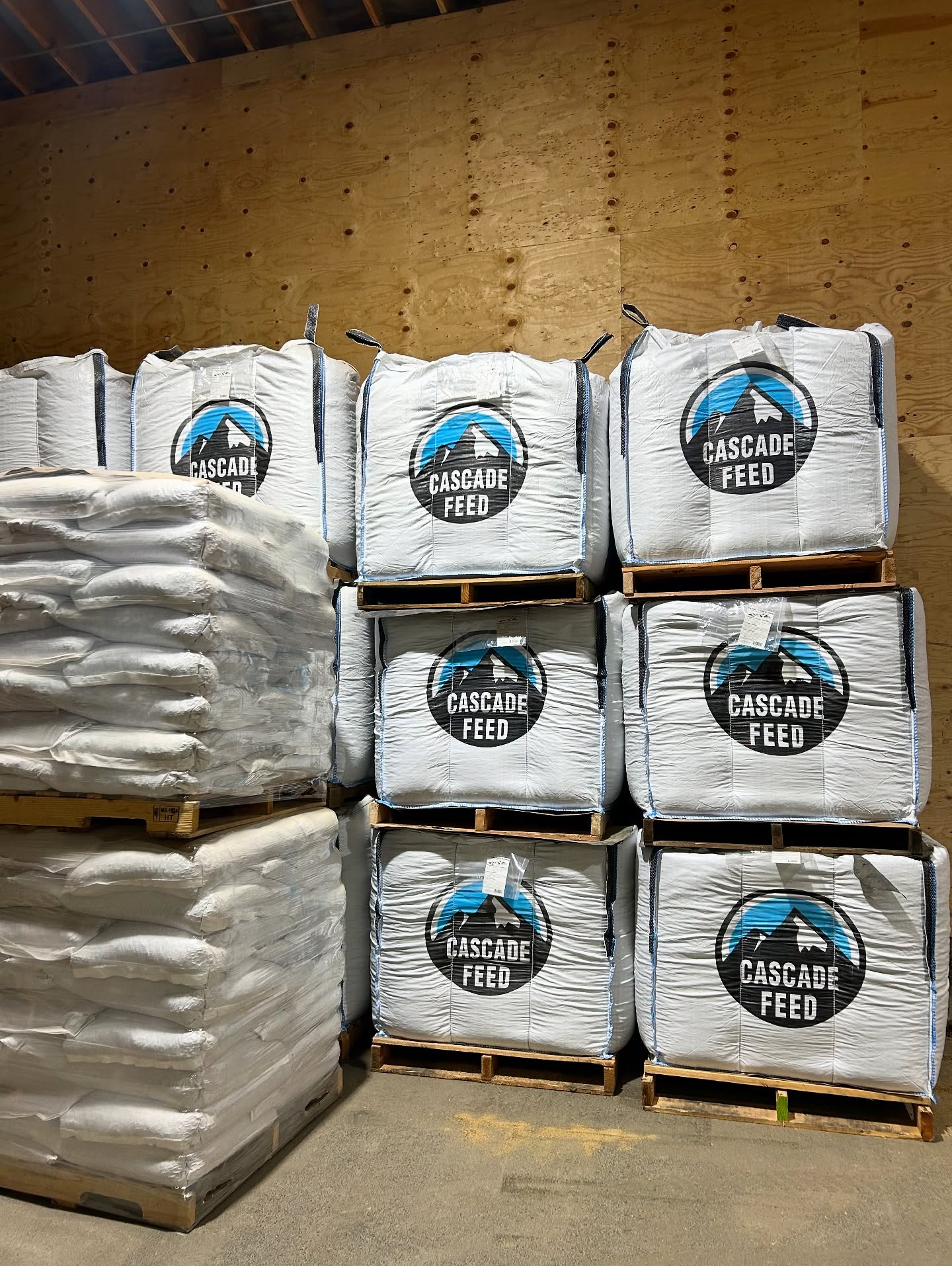 🚨 Coming soon!! 🚨
We are working on some new products that soon will be joining the lineup— horse and rabbit feed!
Watch for them wherever Cascade Feed is sold!