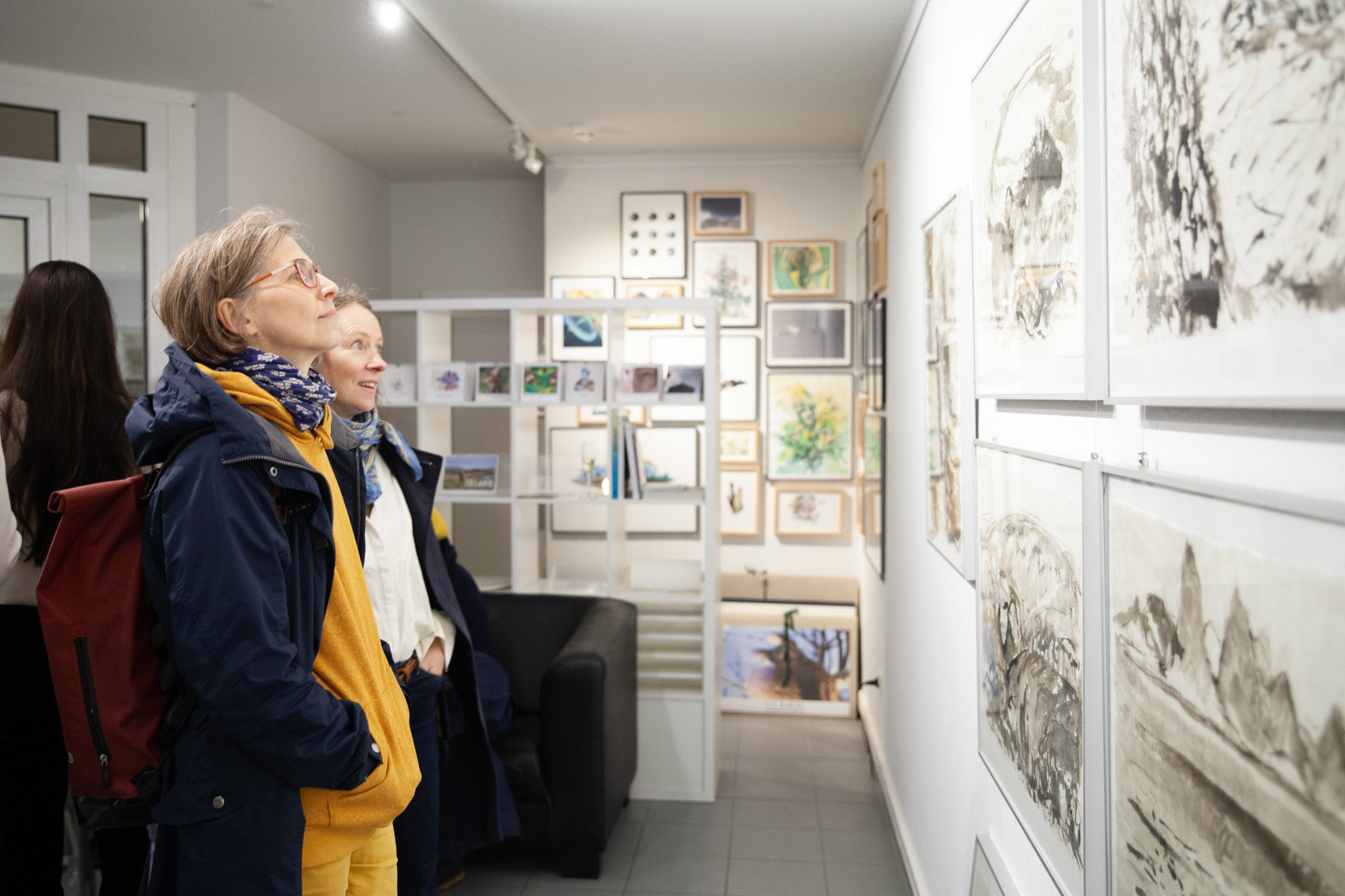 Herzlichen Dank an alle, die zur Vernissage von Sibylle Mania @maniasibylle gekommen sind. 🎉
Es war eine wunderbare Möglichkeit, ihre Arbeiten aus neuer Perspektive zu erleben und dabei mit anderen Kunstinteressierten ins Gespräch zu kommen.
Die Ausstellung ist noch bis 29.11. da. Wir freuen uns auf euren Besuch!✨