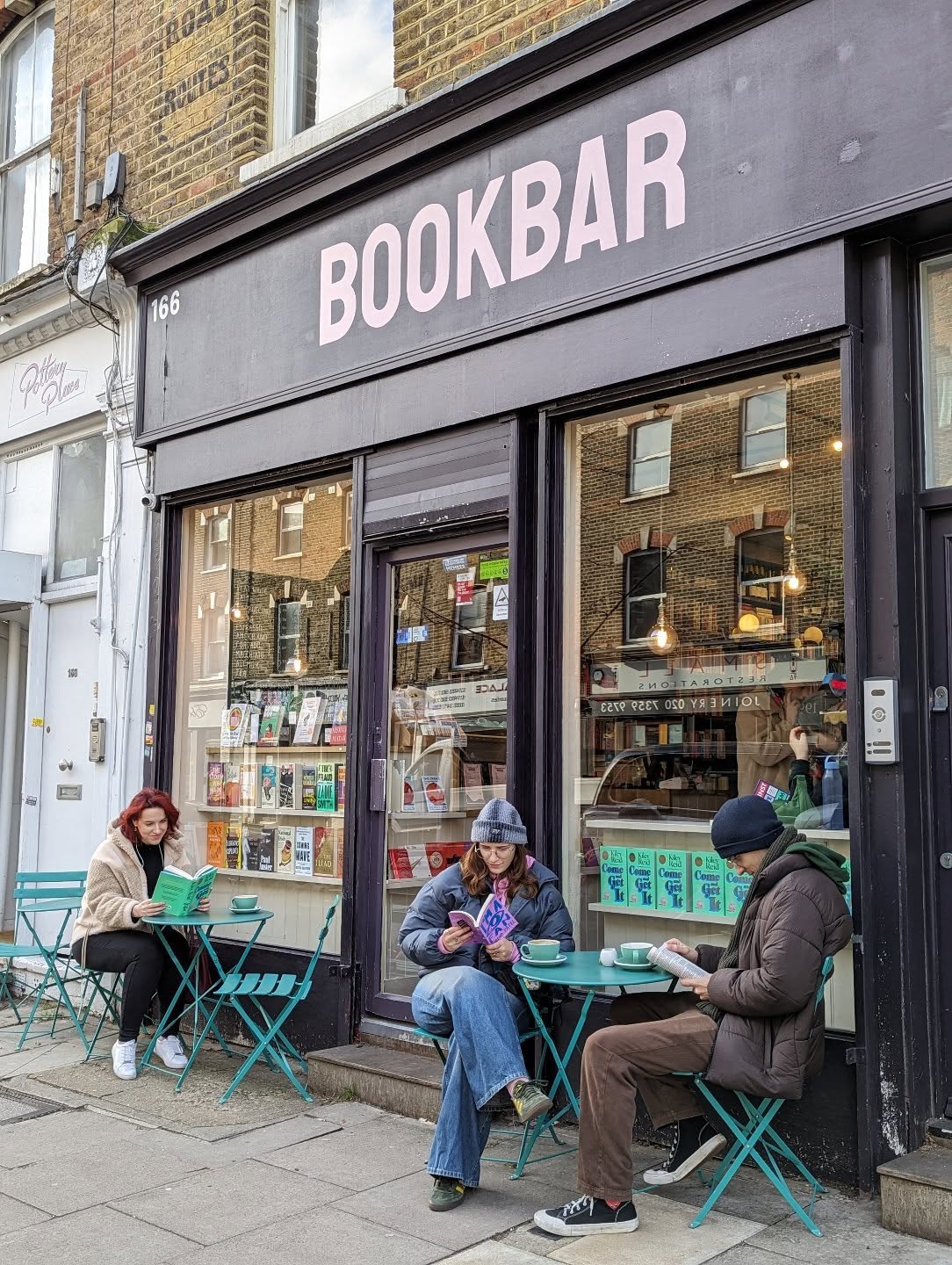 The perfect Sunday for curling up with a good book and a coffee.
We're open until 6pm in Highbury and Chelsea - come get a book rec from our passionate team and a delicious hot chocolate or @extractcoffee ☕🍷📚