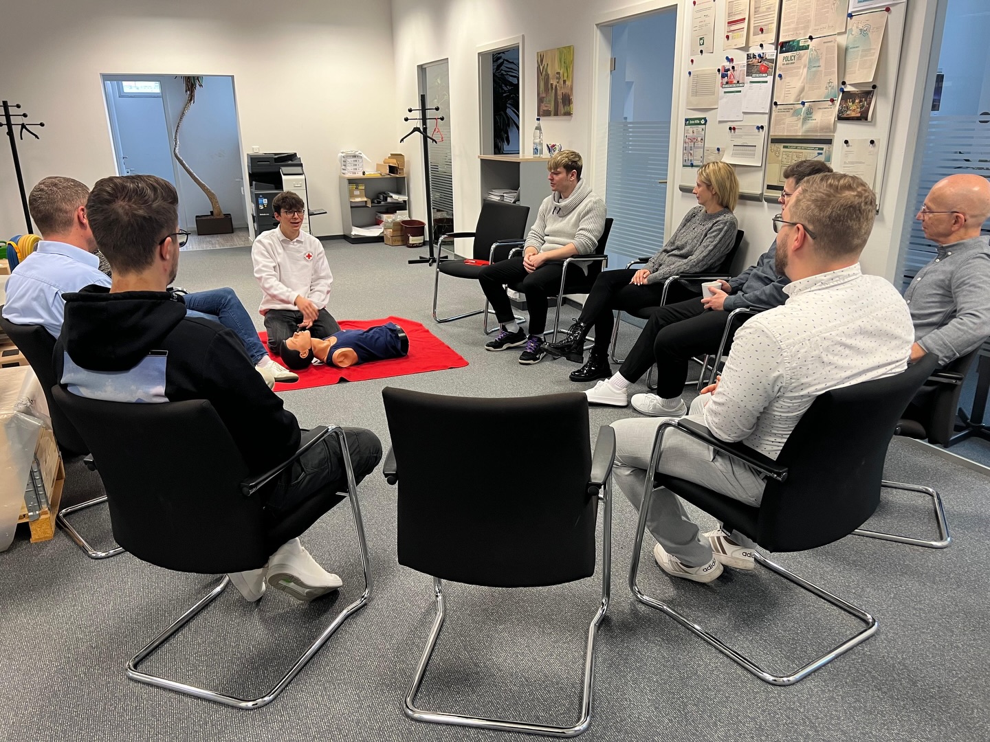 Heute durften wir bei der Jäger Group in Fürth ein AED-Training durchführen.
Danke an alle Teilnehmenden für das große Interesse!
Jede geschulte Person kann im Ernstfall den entscheidenden Unterschied machen.
#Herzschock #AEDTraining #ErsteHilfe