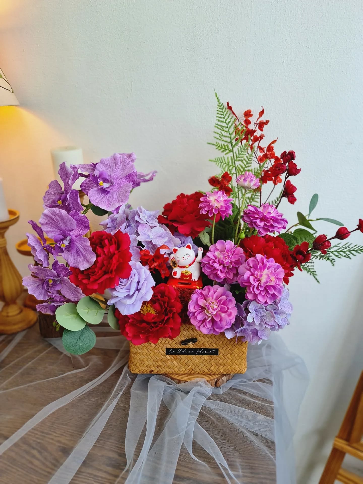 Created this vibrant faux flower basket for my friend’s shop grand opening. In Chinese, we call this look “大红大紫”❤️💜, symbolising brilliant success, prosperity, and everything blooming beautifully. I even added a little fortune cat for an extra touch of good luck 🐱🥰
#leblancflorist #GrandOpening #大红大紫 #FlowerBasketArrangement #fauxflowerarrangement #SingaporeFlorist #ShopOpeningGift