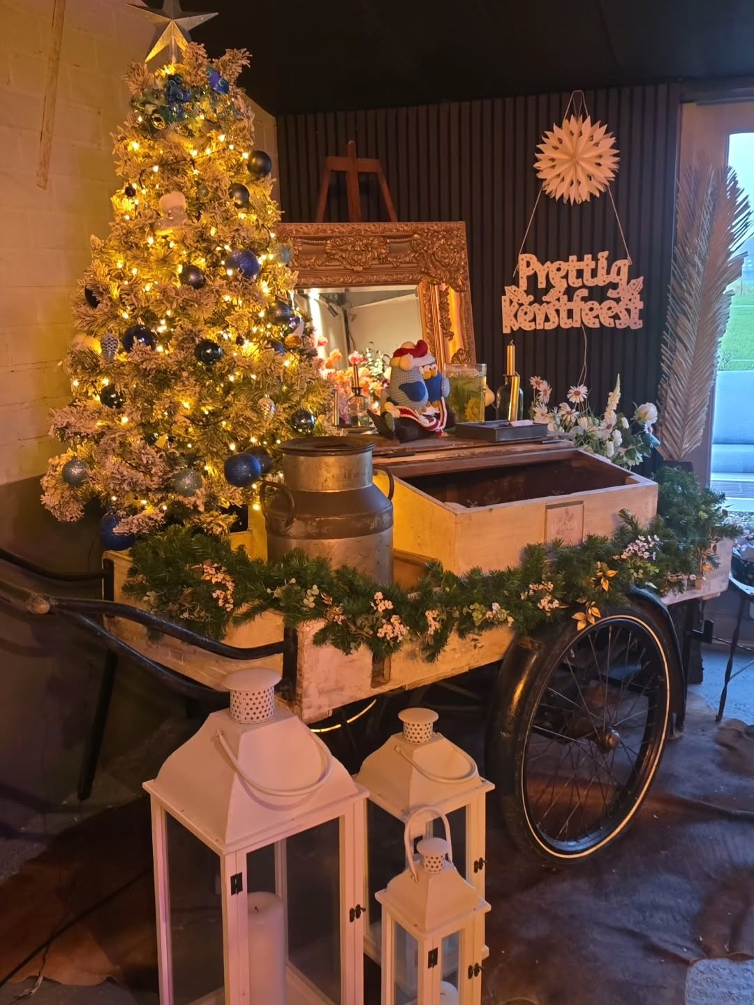 De kerstboom staat alweer te stralen 🥰❤️ Ben je nog op zoek naar een mooi kerstcadeau? Wij hebben prachtige cadeaubonnen waarmee je jouw geliefde kunt verrassen. Ze kunnen de bon zelf komen verzilveren voor onze zijden bloemen, zodat je altijd een cadeau geeft dat helemaal naar wens is. 🌲🌟💐