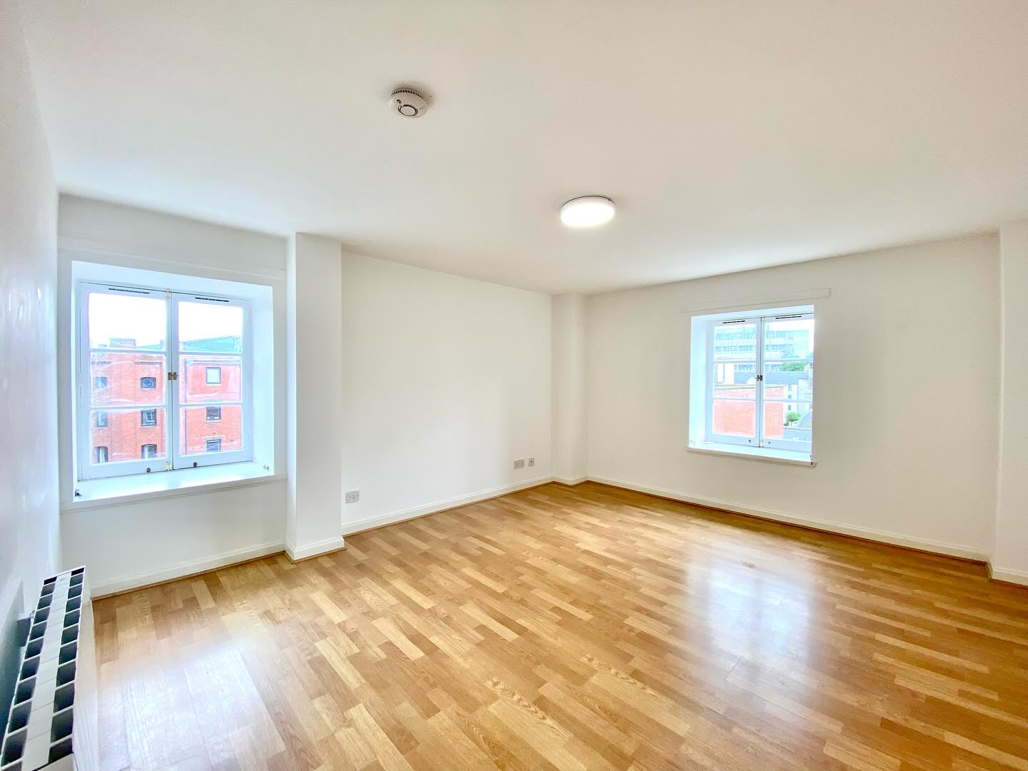 The Shore. 2 bedroom flat on 4th floor. For Sale. 🔑
On market
Offers Over £199,999
Viewings highly recommended.
Great location. High rental demand area. Perfect for first time buyers. Popular area. Managing factors.