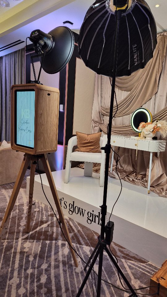 A little love for our stunning attendees who popped into our vintage booth 🤎
Here are a few snaps from such a beautiful event!
#vintagestyle #fypage #makeupevent #photoboothrental #november #signaturemakeupclasses
#bubblyandbitesboston
@kris.beaute @rafflesboston @iamjulianadez @dez.collective @movemetoboston @mariahgalecreative @tiffanywbz @ismarylajoie @thats.so.jessica @daintyscripts