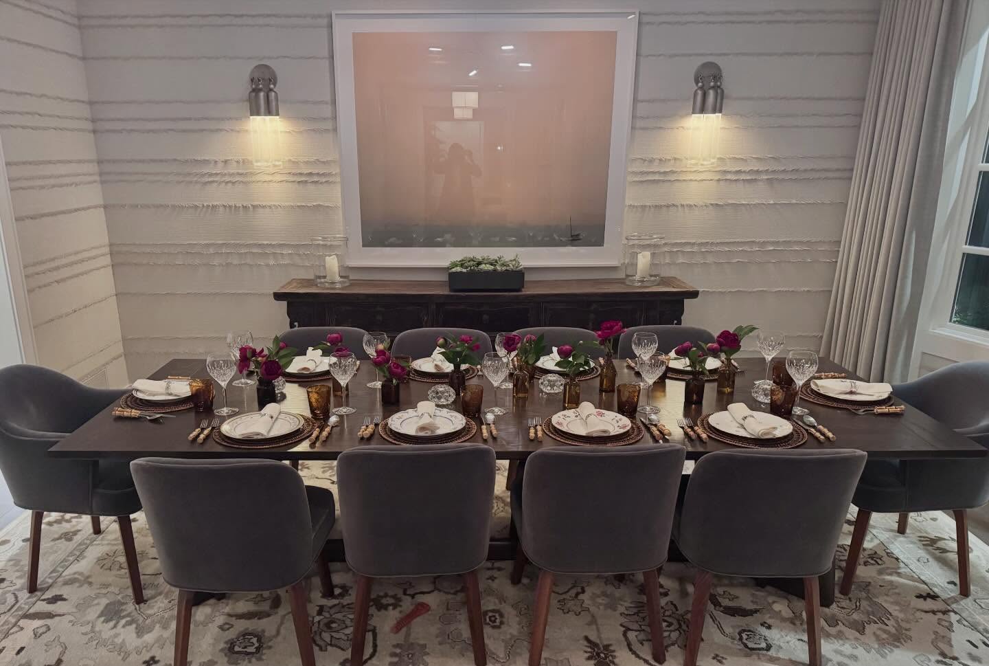 It doesn’t always have to be over the top to make an impact. This table was set with our clients china and flatware, and kissed with a runner of peonies in amber bud vases.
.
.
.
.
.
.
.
#budvases #amber #holidayflowers #centerpieceideas #floraldesign #luxuryflorist #winnetka #chicagoflowers