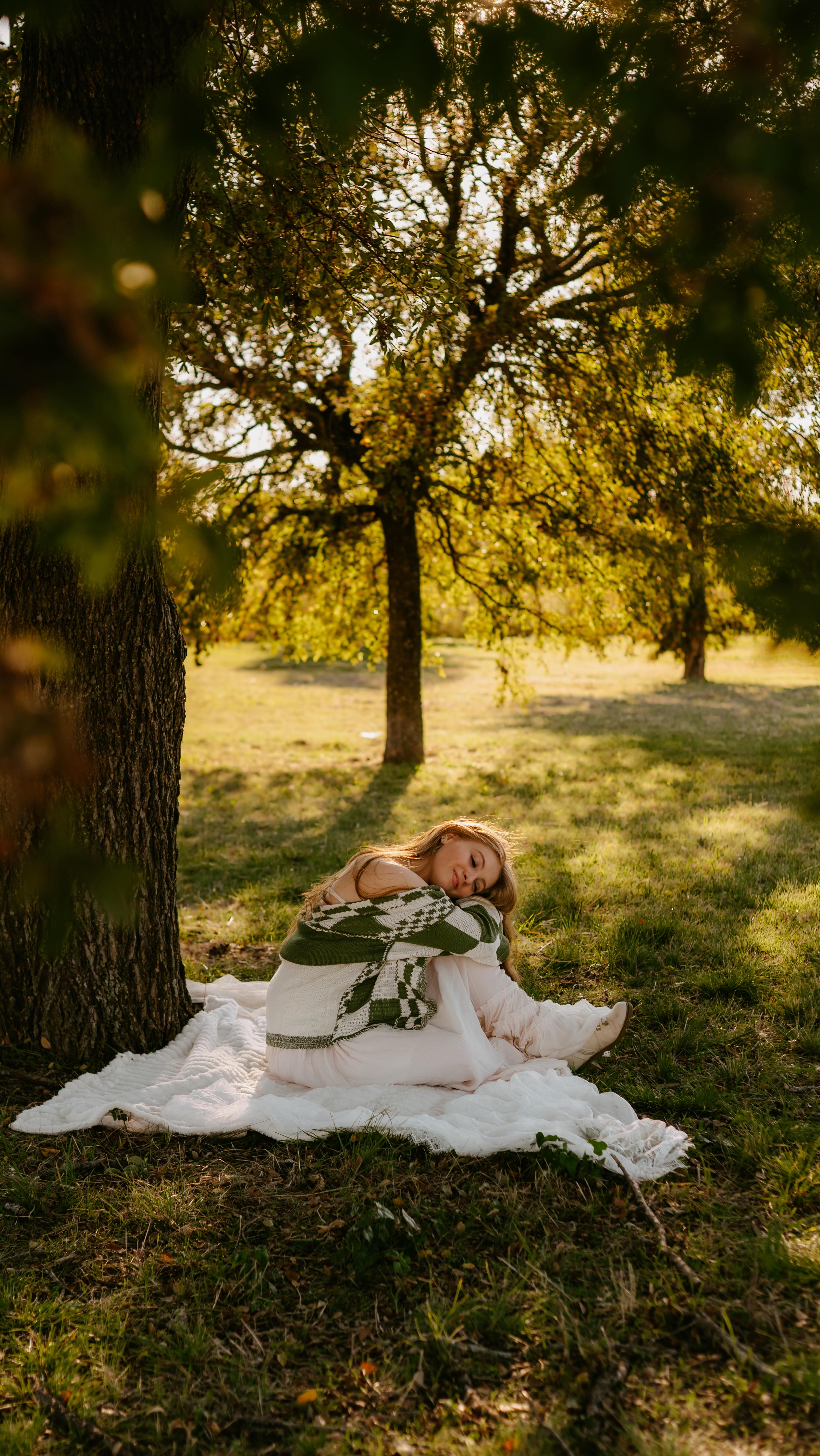 I am so proud of this one 😭🌳🥹
I have been trying to experiment with different depth of fields plus lighting situations. This photo really just hit the mark on the light through the trees plus the framing of the tree in the foreground. 😙🤌
S/o @maggierevillaphoto for bts and my branding photos ☺️
#dallasphotographer #photographer #sunkissedimagery #fyp