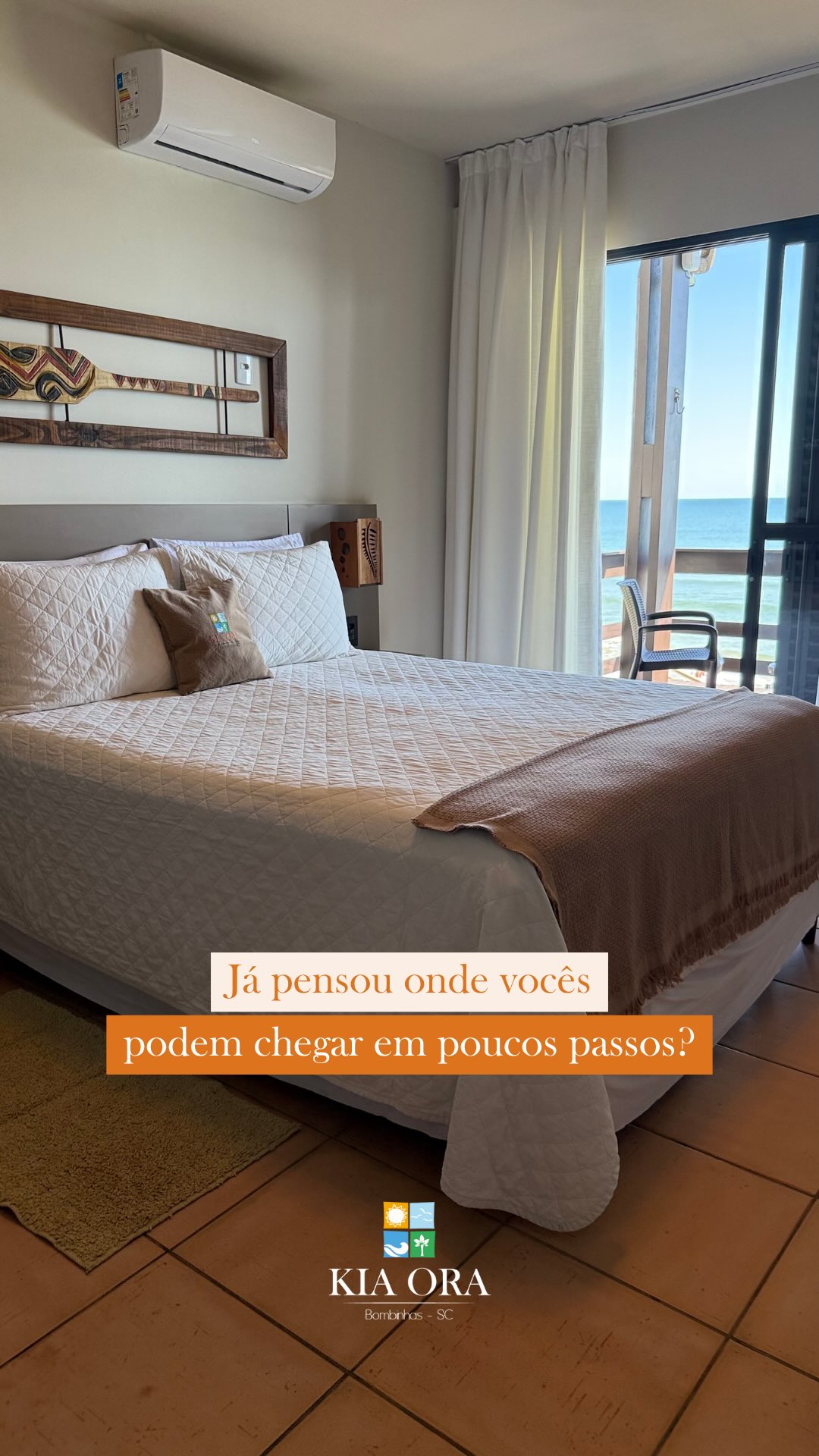 Acordar e sentir o silêncio tranquilo do quarto, abrir a porta e ser guiado pelo som suave das ondas. Aqui, cada passo até a praia é um convite para desacelerar, respirar fundo e viver o momento. O caminho é curtinho, mas cheio de sensações: o cheiro do mar, a brisa leve tocando a pele e a certeza de que você está exatamente onde deveria estar.
É mais do que estar perto da praia,é viver pertinho daquilo que faz bem pro coração. 🌊✨
Faça sua reserva e venha viver essa experiência.