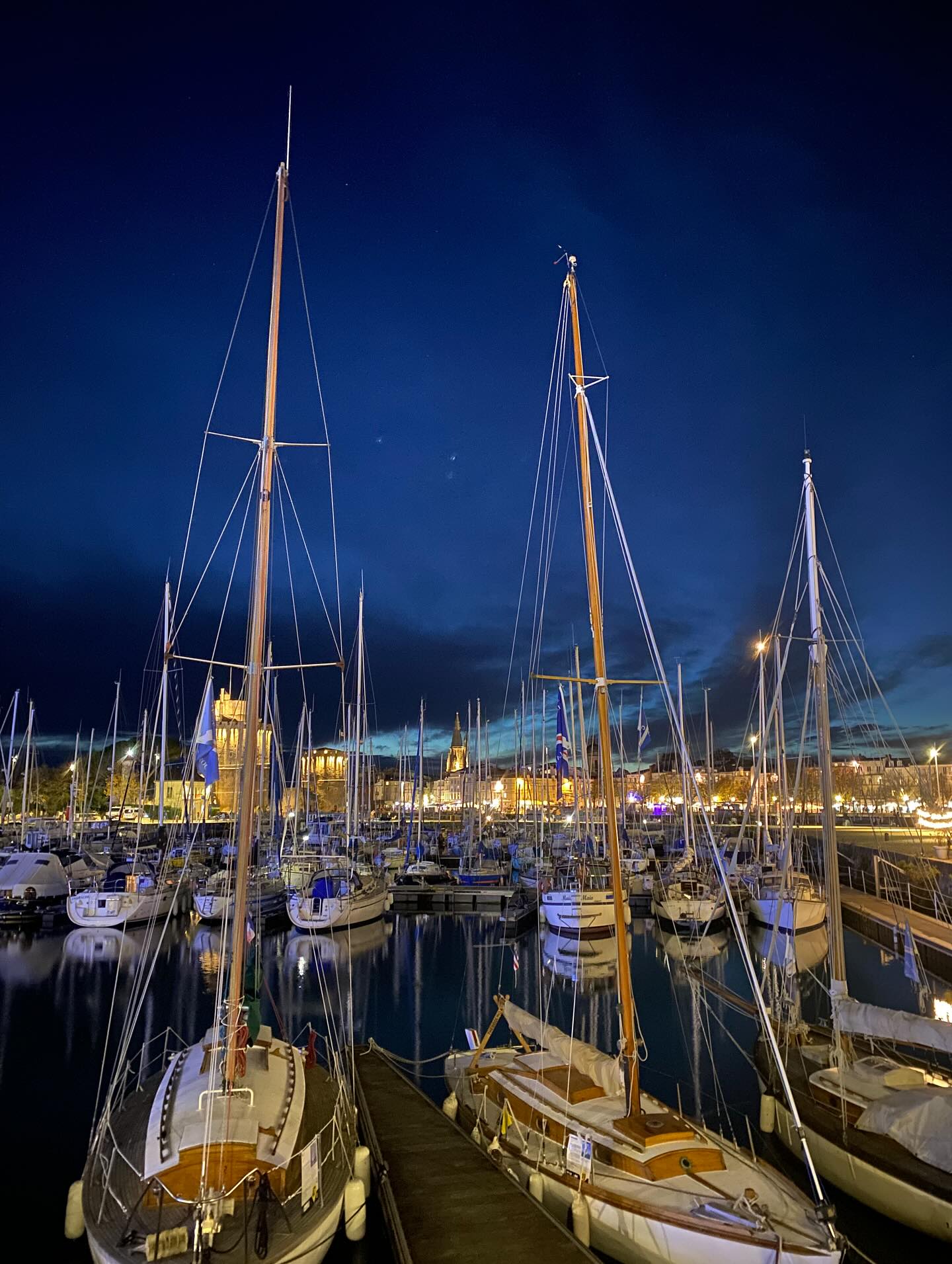 • JUSTE UN PEU D’EAU •
Celle, salée, qui coule le long de nos joues quand tout semble vasciller.
Encore.
Celle, salée, qui coule le long de nos joues quand on pense à toutes ces personnes qui restent là, à côté.
Encore.
Celle, salée, qui coule dans les ports de nos villes et les vagues de nos océans.
Encore.
🌊