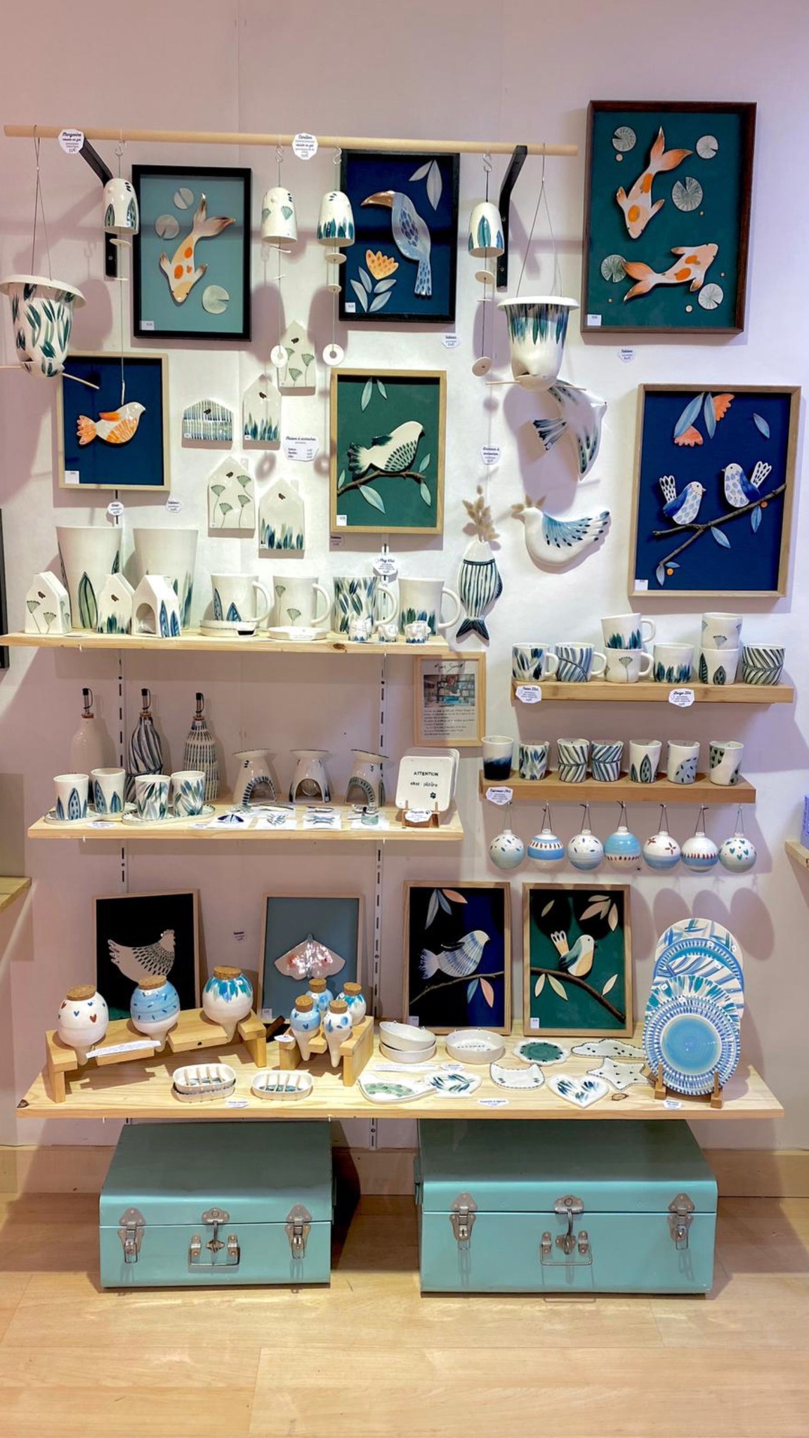 Du bleu ou du vert ? Chez Marie ces deux couleurs ornent les céramiques utilitaires ou décoratives #boutiquesecreateurs #galerienationaletours #tourscentre #lechoppe_ephemere_37 #toursmetropole #ceramistes #céramiste #ceramistefrançais #mariesamson