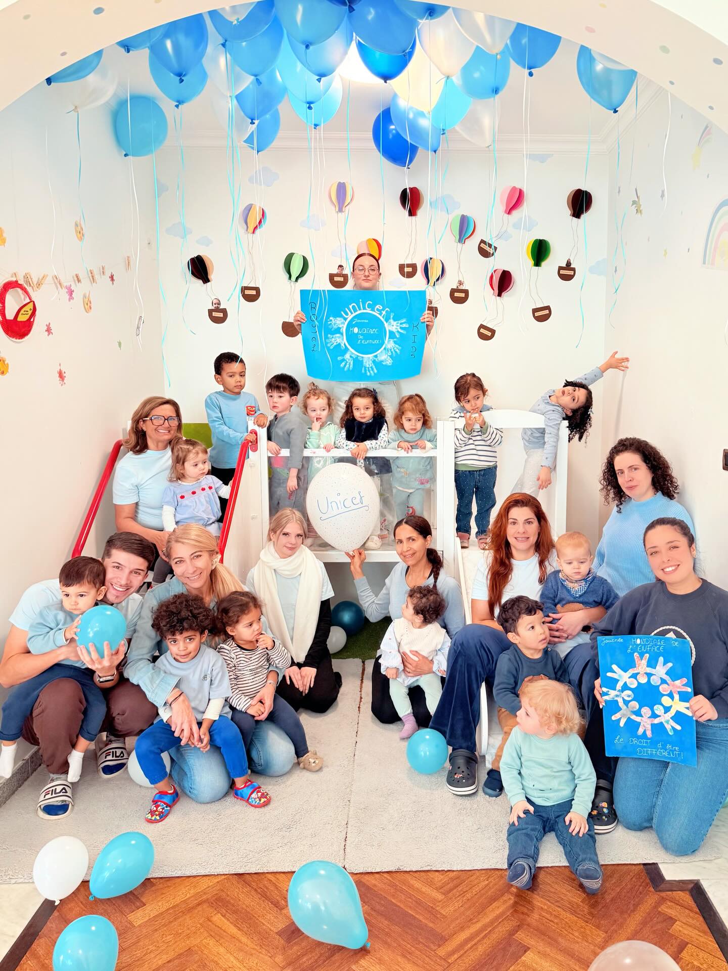 💙Journée Mondiale de l’Enfant Go Blue avec @unicefluxembourg 💙
💙Weltkannedag Go Blue mat @unicefluxembourg 💙
Aujourd’hui, le 20 novembre, Royal Kids Luxembourg se mobilise pour rappeler l’importance des droits de chaque enfant. 💙
Haut, den 20. November, setzt Royal Kids Luxembourg e staarkt Zeechen fir d’Rechter vun all Kand.💙
Dans notre crèche et foyer de jour, où nous accueillons des enfants de 0 à 12 ans, l’inclusion fait partie de notre identité. Chaque enfant mérite d’être protégé, respecté et accompagné avec bienveillance.💙
An eiser Crèche a Foyer de Jour fir Kanner vu 0 bis 12 Joer ass Inklusivitéit e feste Bestanddeel vun eisem Projet. All Kand verdéngt Schutz, Respekt a Léift.💙
Pour célébrer cette journée, nous avons réalisé plusieurs activités avec les enfants afin de leur expliquer, de manière simple et ludique, pourquoi cette journée est importante et quels sont leurs droits.💙
Fir dësen Dag ze feieren, hu mir verschidde Spiller an Aktivitéiten gemaach, fir de Kanner op eng spilleresch Aart ze weisen, firwat dësen Dag wichteg ass a wéi eng Rechter si hunn.💙
En signe de soutien à UNICEF Luxembourg, nous avons également illuminé notre bâtiment en bleu et affiché la mission d’UNICEF sur notre écran extérieur.💙
Als Zeeche vun eiser Ënnerstëtzung fir UNICEF Luxembourg hu mir eist Gebai a blo beliicht an op eisem baussenzege Bildschierm d’Aarbecht an d’Missioun vun UNICEF gewisen.💙
En rejoignant le mouvement #GoBlue, nous affirmons que les droits des enfants doivent être protégés et honorés chaque jour.💙
Mat der Aktioun #GoBlue weise mir, datt d’Rechter vun de Kanner all Dag solle respektéiert a geschützt ginn.💙
💙 Construisons ensemble un monde où chaque enfant grandit en sécurité, avec respect, dignité et amour.
💙 Loosst eis zesummen eng Welt opbauen, an där all Kand mat Sécherheet, Respekt, Wäertschätzung a Léift opléise kann.
#GoBlue #UNICEFLuxembourg #JournéeMondialeDeLEnfant Weltkannedag RoyalKidsLuxembourg Inclusion Kannerrechter