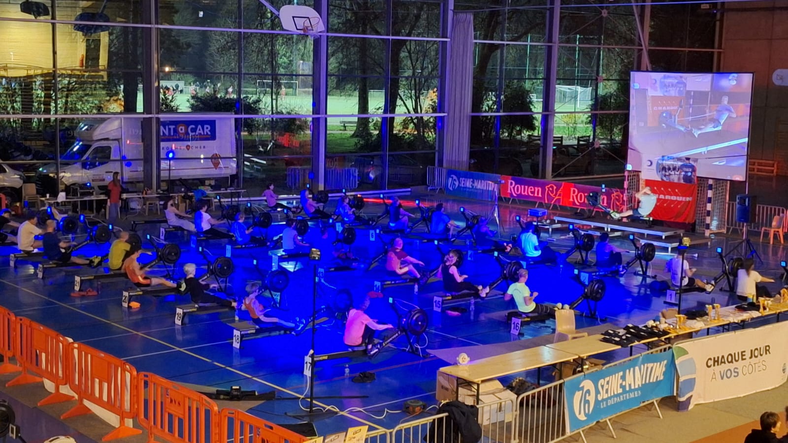 L’Open d’Ergomètre de Rouen Normandie Seine s’est cette année articulé autour de trois temps forts 💪
L’événement a débuté sur les chapeaux de roues avec l’Open scolaire, une compétition réunissant 126 élèves de CM2 👧🧒, tous ultra motivés pour tenter de repartir avec le trophée de la meilleure classe 🏆
Les lumières se sont ensuite éteintes pour laisser place à l’Avifit Géant . Cinquante participants ont pu profiter d’une séance d’avifit XXL, une activité également proposée au club en semaine. La séance a (évidemment) été suivie d’un apéritif convivial 🥂, un moment de partage et de bonne humeur où rameurs expérimentés et novices ont pu se rencontrer.
Enfin, ces trois jours se sont conclus par le traditionnel Championnat Régional Indoor 🏁, avec de très beaux résultats en individuel et en relais :
🥇🥉 Minimes H : Aloïs, Arthur
🥈 Minimes F : Louise
🥇 Cadet H : Euan
🥇 Sénior H – 5000 m : Raphaël
🥇 Junior H – 5000 m : Swann
🥉 Junior F – 5000 m : Manon
🥇🥈 Sénior H – 2000 m : Benoît, Socrate
🥉 Master F – 1000 m : Sophie
🥈 Sénior H – Sprint 500 m : Raphaël
🥇 Relais F Minimes
🥇 Relais H Minimes
👏 Bravo à toutes et tous les participant·es pour leur engagement et leurs performances 🔥
Merci à la @villederouen 👍
@metropole_rouen_normandie @seinemaritime @regionnormandie
