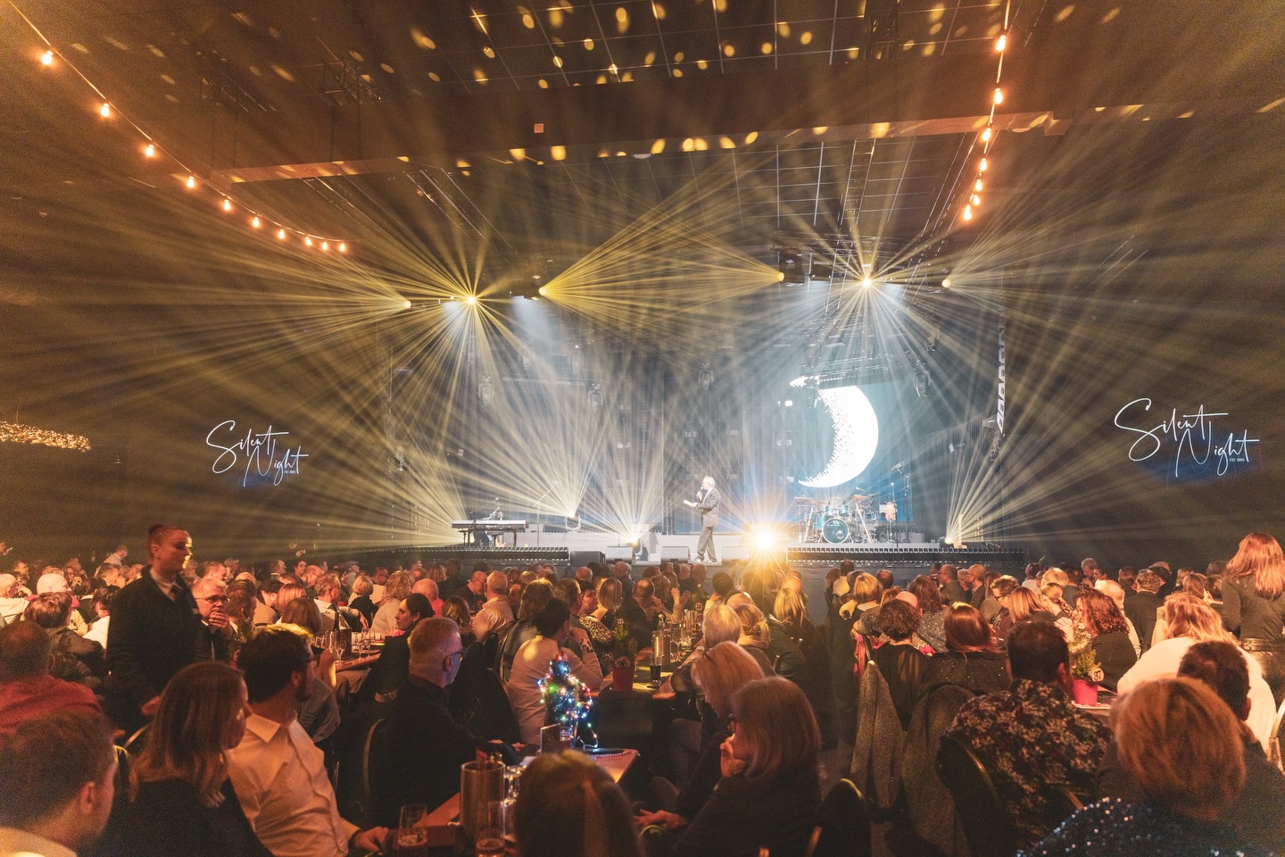 @booster_band | SILENT NIGHT | 2025 | PROGRAMMING / LIGHTING DESIGN @nemedia.eu | PRODUCTION DESIGN @denlar_van |
📸 Jan Werner
@fuse.media | @ma_lighting_international
#coverband #xmasshow #malighting #programming