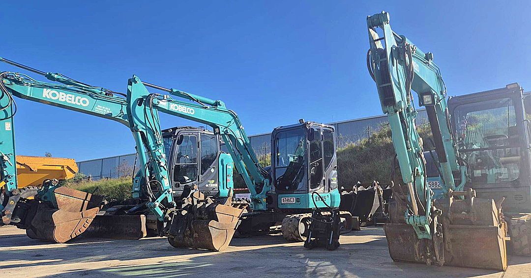 Sun’s up, gear’s Redi.
Another day, our fleet of machines ready to help Queensland civil crews get it done. 💪
#RediPlant #ExcavatorLineup #QLDConstruction #PlantHire #CivilWorks #MachineryPorn #GroundbreakingPlantSolutions