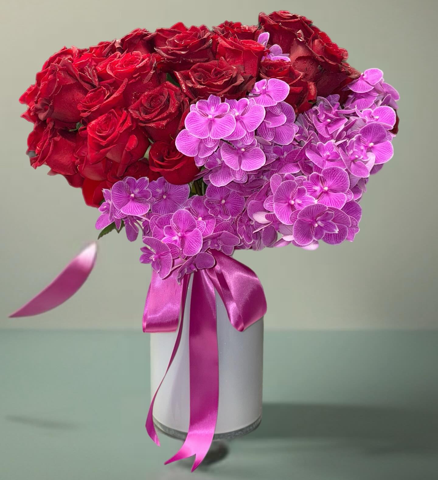 We love using this color combination.#Ornamento #LuxuryFlowers #FlowerArt #BloomBeauty #ColorStory #BayAreaFlorist #FloralDesign #FlowerInspiration