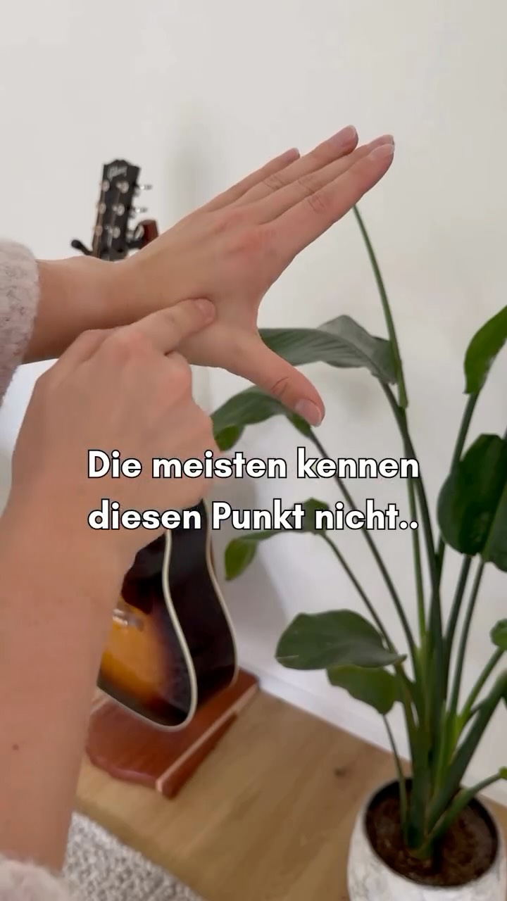 Aktiviere deinen Energiepunkt & löse Stress in Sekunden ⤵️
1️⃣ Folge @mindyourchange_by_carmen
für ehrliche Impulse, wie du deinen Körper natürlich unterstützen kannst.
2️⃣ Kommentiere „HEGU“,
und ich sende dir sofort meine Anleitung für die Anwendung & meine liebsten Öle dazu. 🌿
In der Traditionellen Chinesischen Medizin (TCM) wird seit Jahrtausenden mit bestimmten Punkten am Körper gearbeitet. 🍃
Diese Methode nennt sich Akupressur – sanft, effektiv und ganz ohne Nadeln.
Nur mit deinen Fingern kannst du den Energiefluss harmonisieren und dein Nervensystem beruhigen. 🙏
Ein besonders kraftvoller Punkt ist der DI4, auch „Hegu“ genannt.
Kaum jemand kennt ihn – aber wenn du ihn drückst, verändert sich sofort etwas in dir. 🌸
Was der Hegu-Punkt bewirkt:
✨ Löst Spannung im Kopf-, Kiefer- & Nackenbereich
✨ Hilft bei Stress, innerer Unruhe & Kopfdruck
✨ Unterstützt die Verdauung
✨ Fördert den Energiefluss im ganzen Körper
👉 So findest du ihn:
Zwischen Daumen und Zeigefinger – dort, wo beim Zusammendrücken ein kleiner Wulst entsteht.
Mein Tipp:
Ich kombiniere den DI4 mit ätherischen Ölen und der Handinhalation.
Das Öl dringt über die Haut in die Meridiane ein 🌿
und erreicht über die Inhalation dein emotionales Zentrum – das limbische System.
So unterstützt du Körper & Emotion gleichzeitig – ganz natürlich.
💌 Kommentiere „HEGU“,
wenn du meine Anleitung + Öl-Empfehlungen für Alltag, Stress & Kopfdruck möchtest.
⚠️ Hinweise:
Nicht anwenden in der Schwangerschaft, da es vorzeitig Wehen auslösen kann.
Nicht bei Babys oder Kleinkindern.
Bei Vorerkrankungen vorher Rücksprache mit Arzt oder Heilpraktiker.
Meine Tipps basieren auf persönlicher Erfahrung und ersetzen keine medizinische Beratung.
#ätherischeöle #wohlbefinden #stress #aromatherapie #doterra #nervensystem