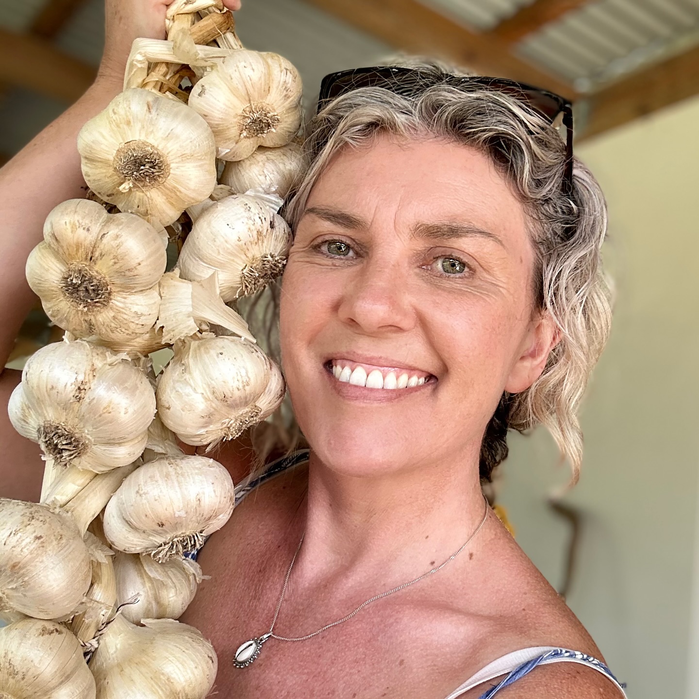 Annual Elephant garlic harvest 🧄🤍🙌 We finally ate our first decent avocado 👌🥑- been stalling, waiting for them to ripen on tree and low and behold found out it is a Hass variety where the skin changes colour once ripe. The best thing is it’s creamy and tastes real good - super chuffed! We have planted lots of avo trees, so this is momentous. Otherwise poppies popping and the lamb’s are fattening up.
#selfsufficiency #homesteader #growyourfood #organicveg #herbs #lamb #elephantgarlic #hassavocado #lunarcalendar #biodynamiccalendar #plettitsafeeling #permaculturesouthafrica