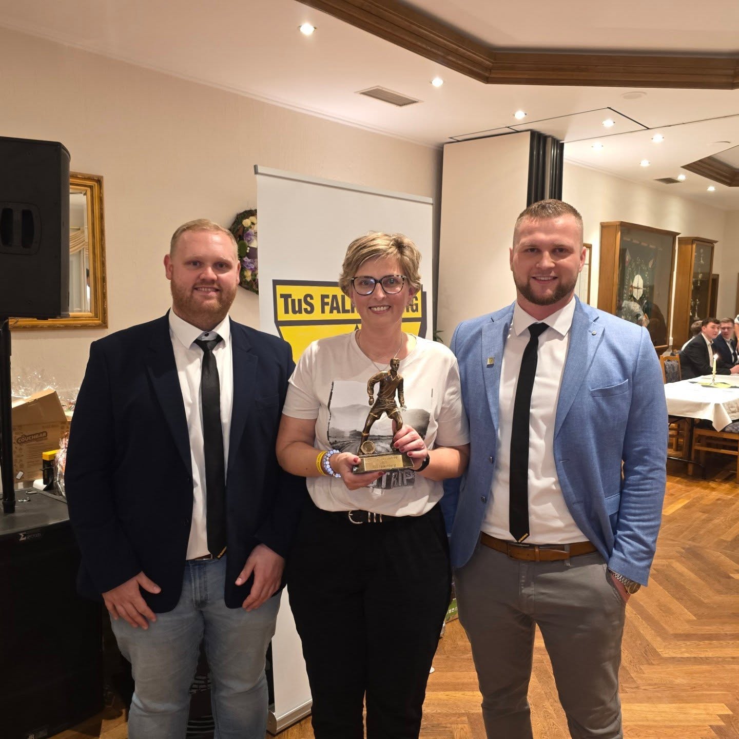 Sportler des Jahres
Lukas Brandewie (2. Vorsitzender), Stephanie Tönnies (Preisträgerin), Patrick Säger (1. Vorsitzender)
Wir ehren nun die Sportlerin des Jahres 2025.
Unsere diesjährige Preisträgerin ist seit vielen Jahren ein unverzichtbarer Teil unseres Vereins. Sie engagiert sich weit über das normale Maß hinaus, ist sportlich aktiv, übernimmt Verantwortung in ihrer Gruppe, unterstützt und packt überall dort an, wo Hilfe gebraucht wird.
Besonders beeindruckt ihr enormes ehrenamtliches Engagement im Hintergrund – zuverlässig, genau und für unseren Verein kaum zu ersetzen. Auch außerhalb des Trainings ist sie präsent: Als treue Unterstützerin unserer Fußballmannschaft ist sie im ganzen Landkreis anzutreffen.
Ohne ihren Einsatz stünde unser Verein heute nicht so stabil da. Vorstand und Mitglieder sind sich einig: Ihre Arbeit ist herausragend und diese Ehrung längst überfällig.
Unsere Sportlerin des Jahres 2025 ist: Stephanie Tönnies.