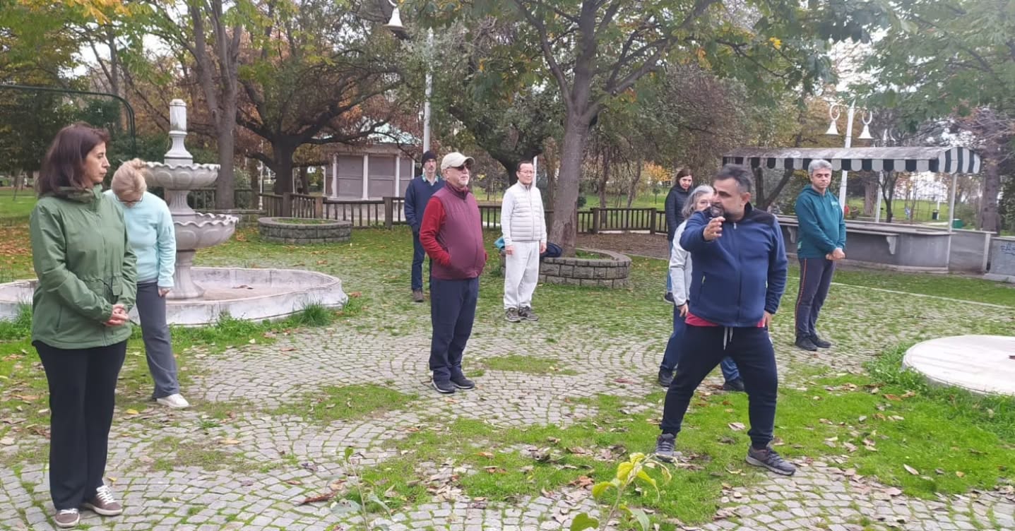 MOMENTUM
Adana'dayım ben, Tai Chi arkadaşlarım ise FB Parkı'nda (Kadıköy).
Ailevi sağlık sorunu nedeniyle buradayım. Şükür her gün içimizi rahatlatan gelişme var.
Tai Chi arkadaşlarımı bilgilendirdim.
Pazar sabah ve öğlen grupları dersleri eski arkadaşlarımızın kollektif yürütücülüğünde yapıldı.
Budur!
Bir topluluk kurmak, o topluluğun momentum kazanması deli bir emek sonucu oluyor. Hoca sağ, sağlıklı olduğu müddetçe elbette o topluluğu bilgi, deneyimi ile beslemeli. Ya hoca artık yoksa ne olacak? Duracak mı çalışmalar?
Hocaya bağımlı olmak değil, güzel bağlar kurmaktır doğru olan. En güzel aşama ise grubun kendini besleyebilecek kıvama gelmesidir.
Ben herhangi bir Avrupa ülkesinde Tai Chi Chuan öğretmenliği yapmıyorum. Güzel yurdumun ihanet ve talan bolluğunda, vitrinci yaklaşımdan uzak, kadim bir insanlık birikimini hayattan koparmadan, tersine hayata bağlayarak aktarmaya çalışıyorum. Demek ki topluluğumuz bir momentum kazanmış ki, zorunlu aralarında olmadığımda, buluşup rutini bozmadan Tai Chi Chuan çalışabiliyorlar.
Çok güzel bir duygu bırakıyor bu.
Arkadaşlarıma çok alkışlar👏👏👏
#taichichuan #tao #yangstilltaichichuan #sağlık #meditasyon
