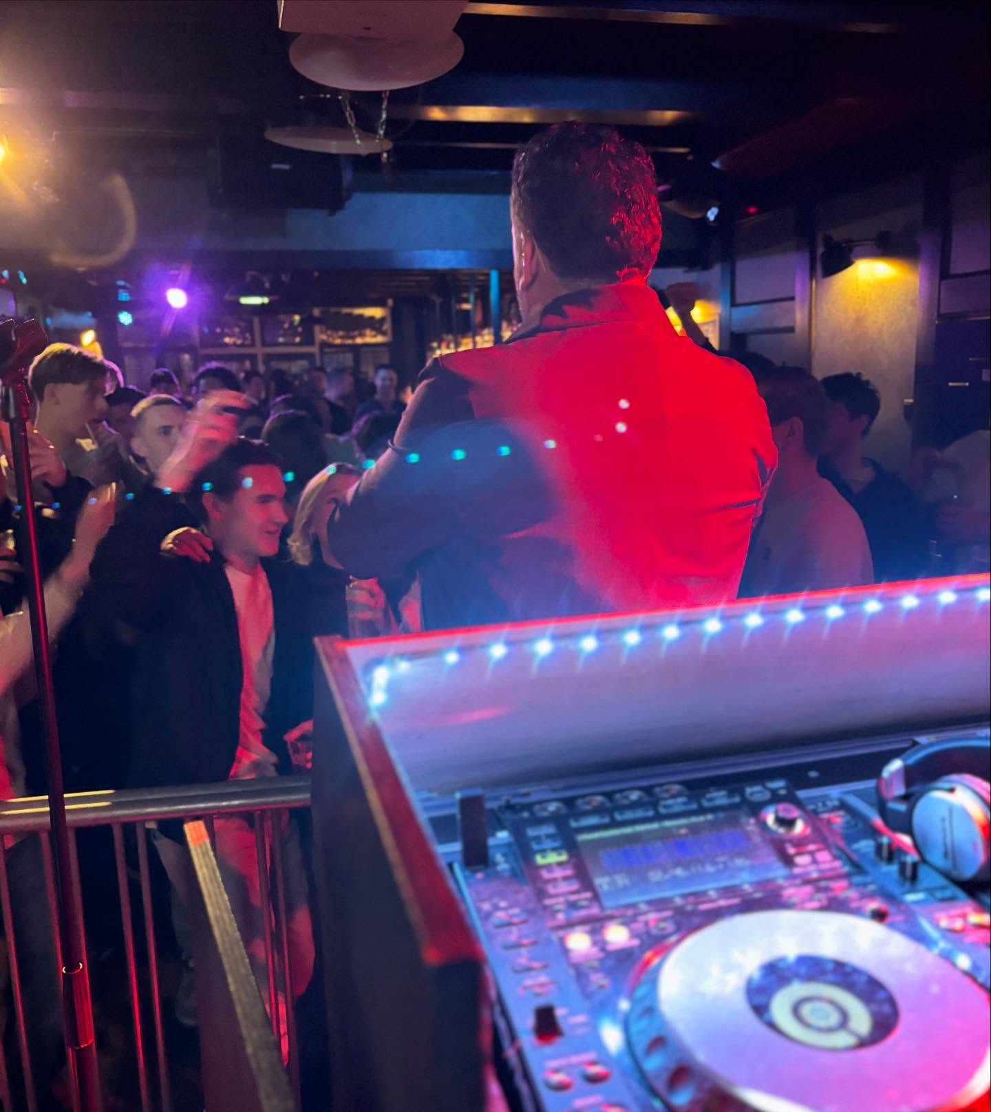 🍾 Vorige week was één gezellig feestje!
Sander Kwarten én DJ Mor zorgden voor een topavond vol muziek, gezelligheid en goede vibes 🎶✨
Wat een energie! 🙌
En we pakken dit weekend gewoon weer door…
Borrelweekend incoming! 🥂
Wie sluit er aan?
#weekendvibes #feestavond #borreltijd #SanderKwarten #DJMor #gezelligheid