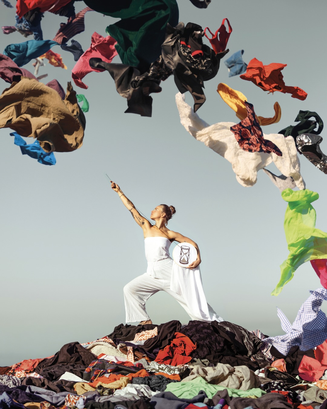 AVRIL - Lutte contre la fast fashion avec @fash_rev_france x @johannapiettrehermes
Le Dernier Calendrier est un objet unique et artistique, pensé pour lever des fonds au profit de 12 associations et mettre en lumière 12 luttes pour la justice sociale et environnementale.
Armée de son aiguille et son tambour brodé du sablier, armée de la force du temps long, elle s’attaque au monstre de la mode industrielle, de la frénésie de sur-fabrication, de sur-consommation. Elle s’attaque au déluge textile qui s’écrase sur notre monde. Ces vêtements à usages uniques qui meurent et s’entassent aussitôt apparus.
Chaque mois, une photographie met en scène des personnalités engagées autour d’une cause.
Le Dernier Documentaire donne la parole à toustes les participant-es et retrace le voyage de création du calendrier, à la rencontre de celles et ceux qui s’engagent chaque jour.
Plus d’infos et commandes sur
www.lederniercalendrier.com
Par @victor.janjic & @manonsima