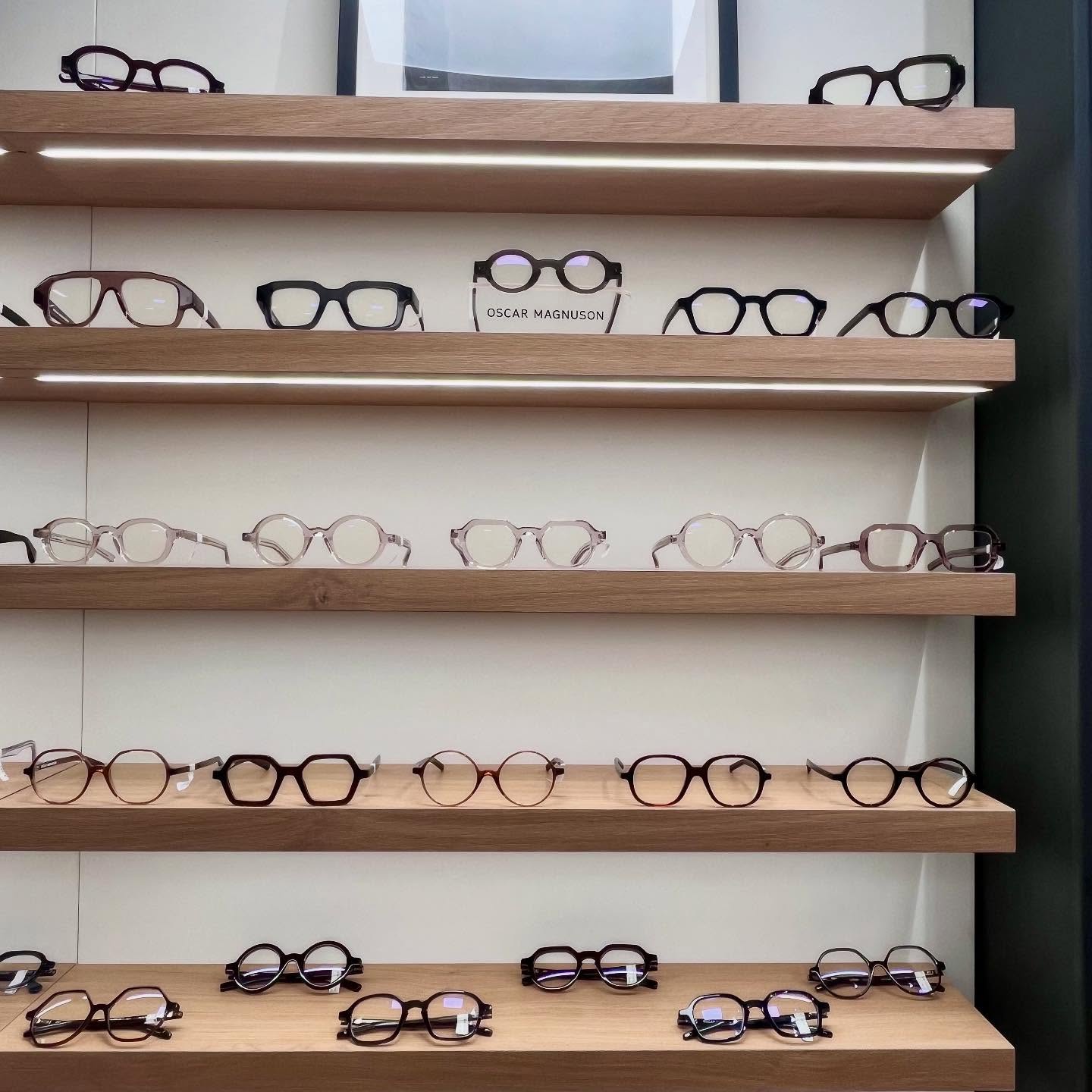 ✨ Nouveautés @oscarmagnusonspectacles chez Les Belles Mirettes – Wambrechies ✨
Depuis notre ouverture, la collection Oscar Magnuson fait partie des incontournables de la boutique. Et aujourd’hui, nous sommes ravis de vous présenter les toutes dernières nouveautés de cette marque au design scandinave si délicat.
🎨 Un style reconnaissable entre mille
Des lignes épurées, une esthétique minimaliste et un sens du détail absolument remarquable. Chaque monture est pensée comme une pièce artistique, à la fois subtile, contemporaine et pleine de personnalité.
🌿 Des matériaux responsables
Fabriquées en Italie à partir de bio-acétate premium, les lunettes Oscar Magnuson allient confort, qualité et démarche durable — des valeurs qui nous tiennent particulièrement à cœur.
🤍 Notre coup de cœur depuis le premier jour
Ces nouveautés confirment pourquoi nous avons choisi cette marque dès l’ouverture : authenticité, élégance et créativité.
Et on a hâte de vous les faire découvrir en boutique !
📍 Les Belles Mirettes – Wambrechies
#oscarmagnuson #opticienindependant #lunettesdesign #bioacetate #wambrechies #lesbellesmirettes